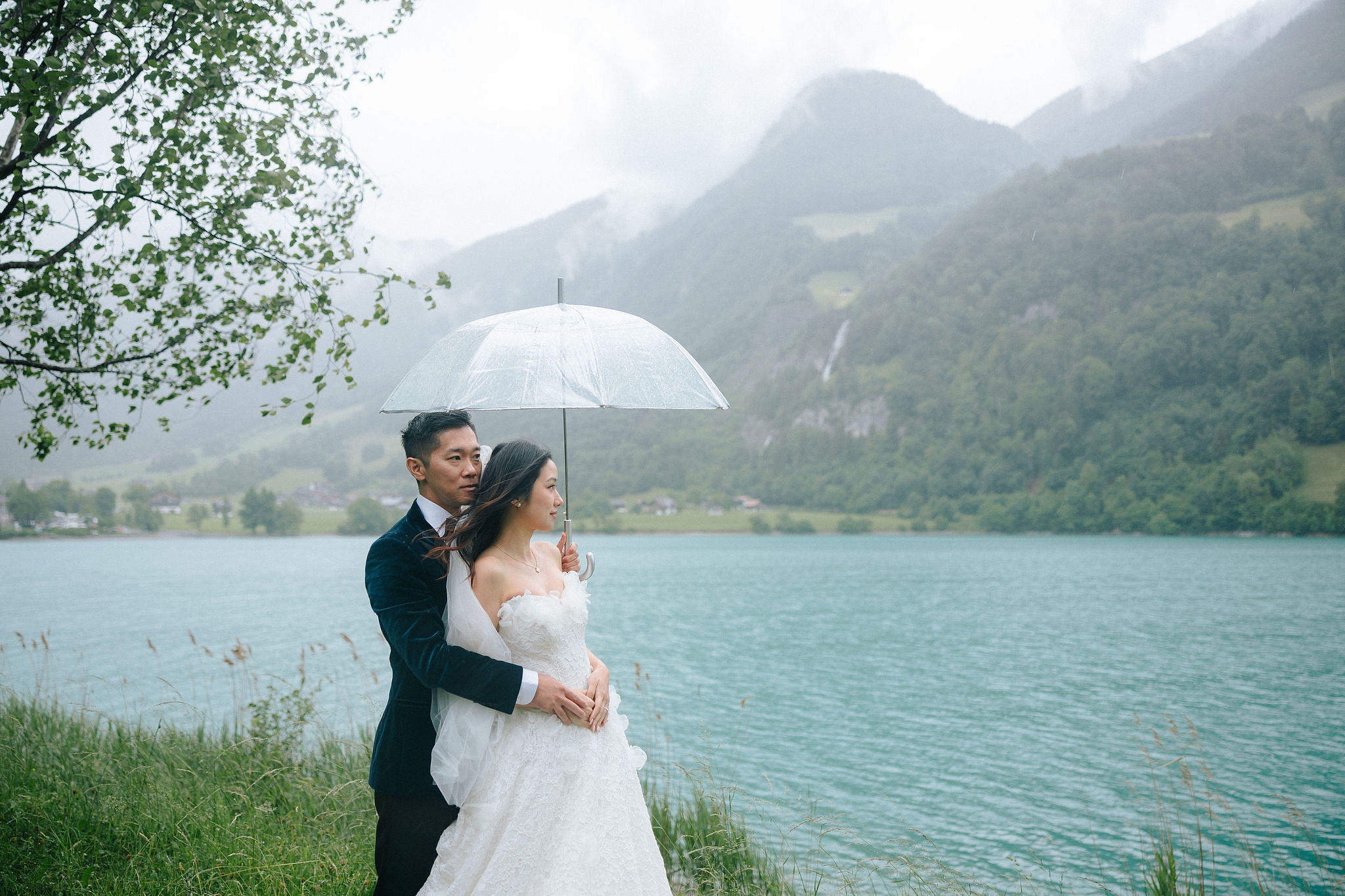 Switzerland Pre-Wedding Photoshoot | Grindelwald Village & Lauterbrunnen & Lake Lungern at Lake Lungern pre-wedding photo