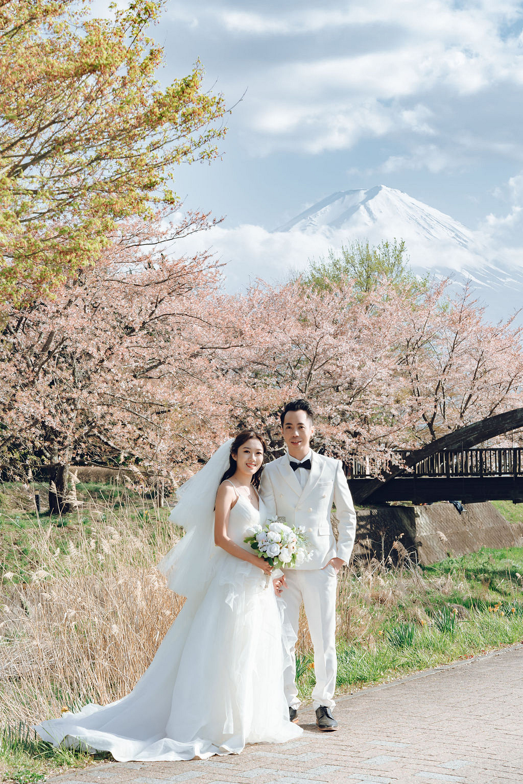 Tokyo & Mt Fuji Pre-Wedding Photoshoot | Mt Fuji Shrine, Chureito Pagoda & Lake Kawaguchiko at Lake Kawaguchiko pre-wedding photo