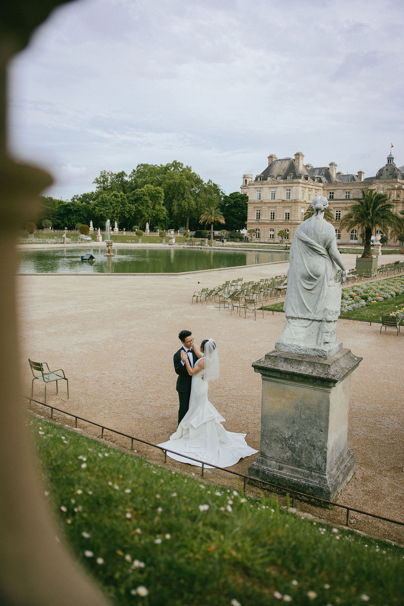 Paris Pre-Wedding Photoshoot | Place du Trocadéro, Luxembourg Gardens, Parisian Café, Louvre & Bir-Hakeim Bridge at Luxembourg Gardens pre-wedding photo