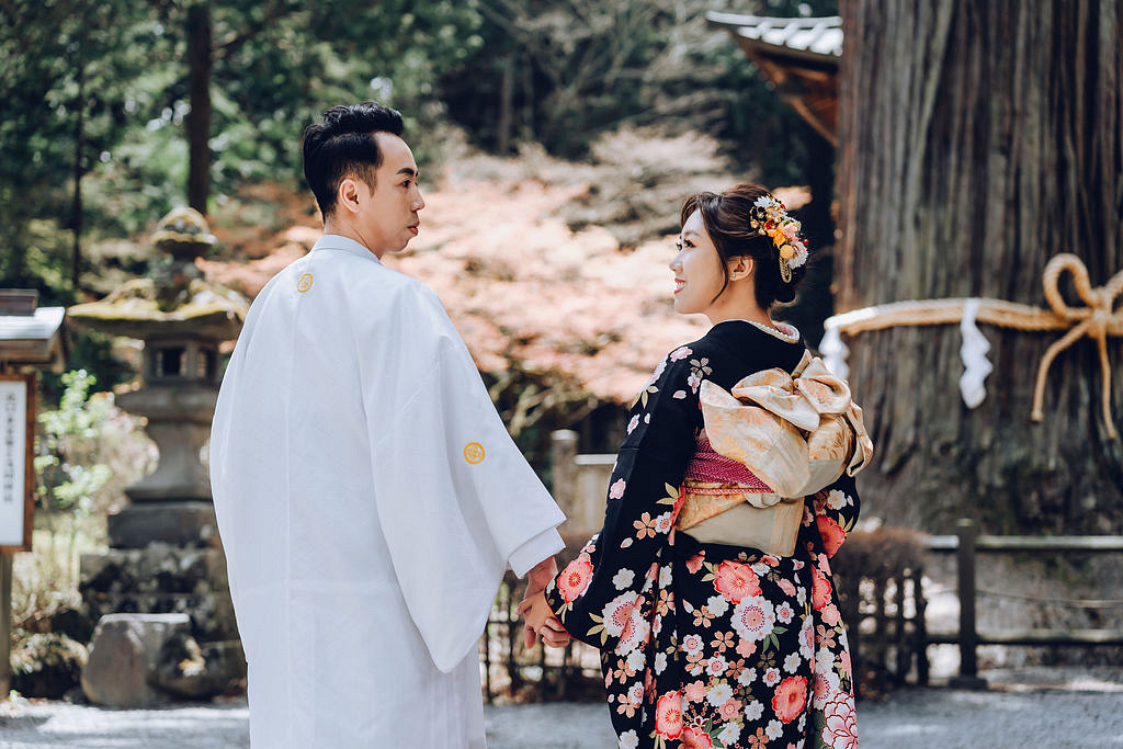 Tokyo & Mt Fuji Pre-Wedding Photoshoot | Mt Fuji Shrine, Chureito Pagoda & Lake Kawaguchiko at Mt Fuji Shrine pre-wedding photo