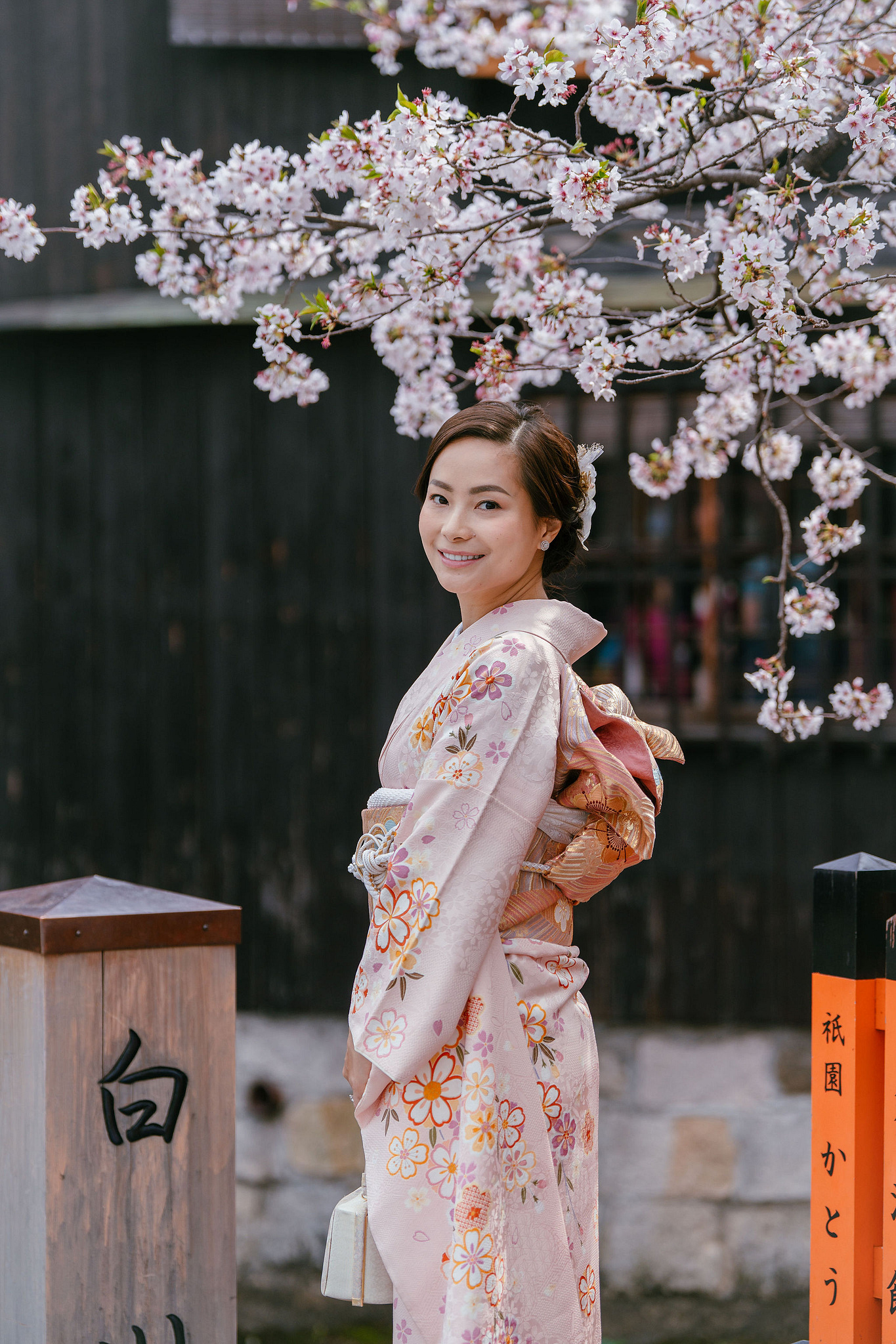 Kyoto Pre-Wedding Photoshoot | Gion Canal, Ninenzaka & Mount Wakakusa at Gion Shirakawa Canal pre-wedding photo