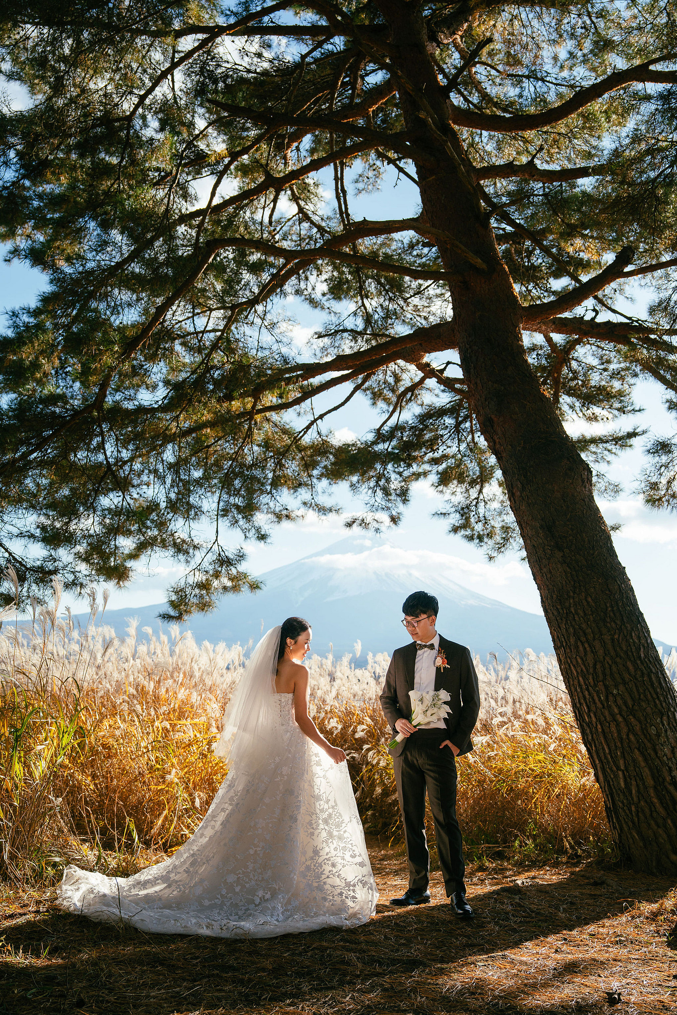 Tokyo & Mt Fuji Pre-Wedding Photoshoot | Asakusa Temple, Maple Corridor, Susuki Fields & Lake Kawaguchiko at Suzuki Fields pre-wedding photo