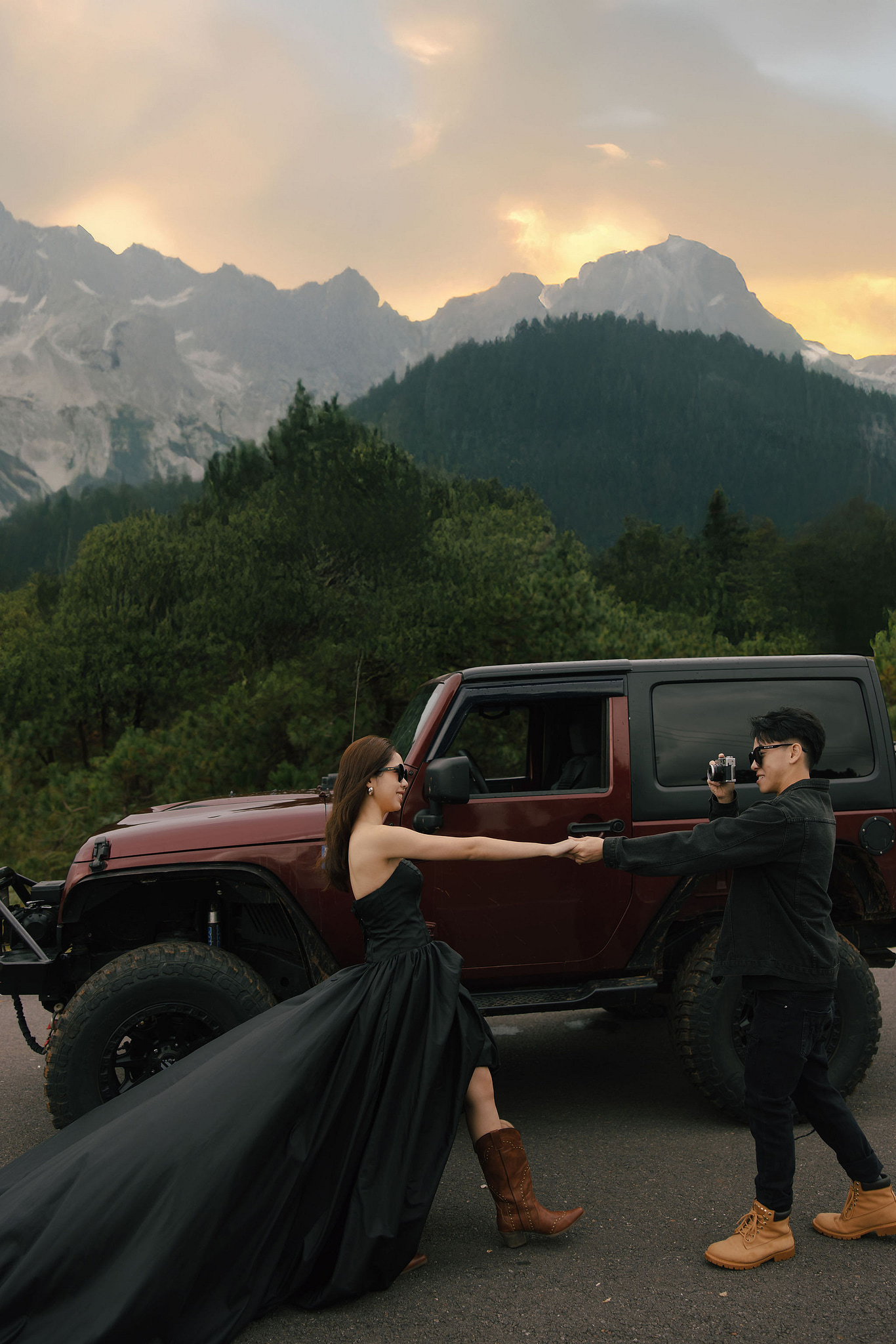 Yunnan Pre-Wedding Photoshoot Lijiang Dragon Jade Mountain Tribal Experience Ancient Town Hanfu at Jade Dragon Snow Mountain Foothills pre-wedding photo