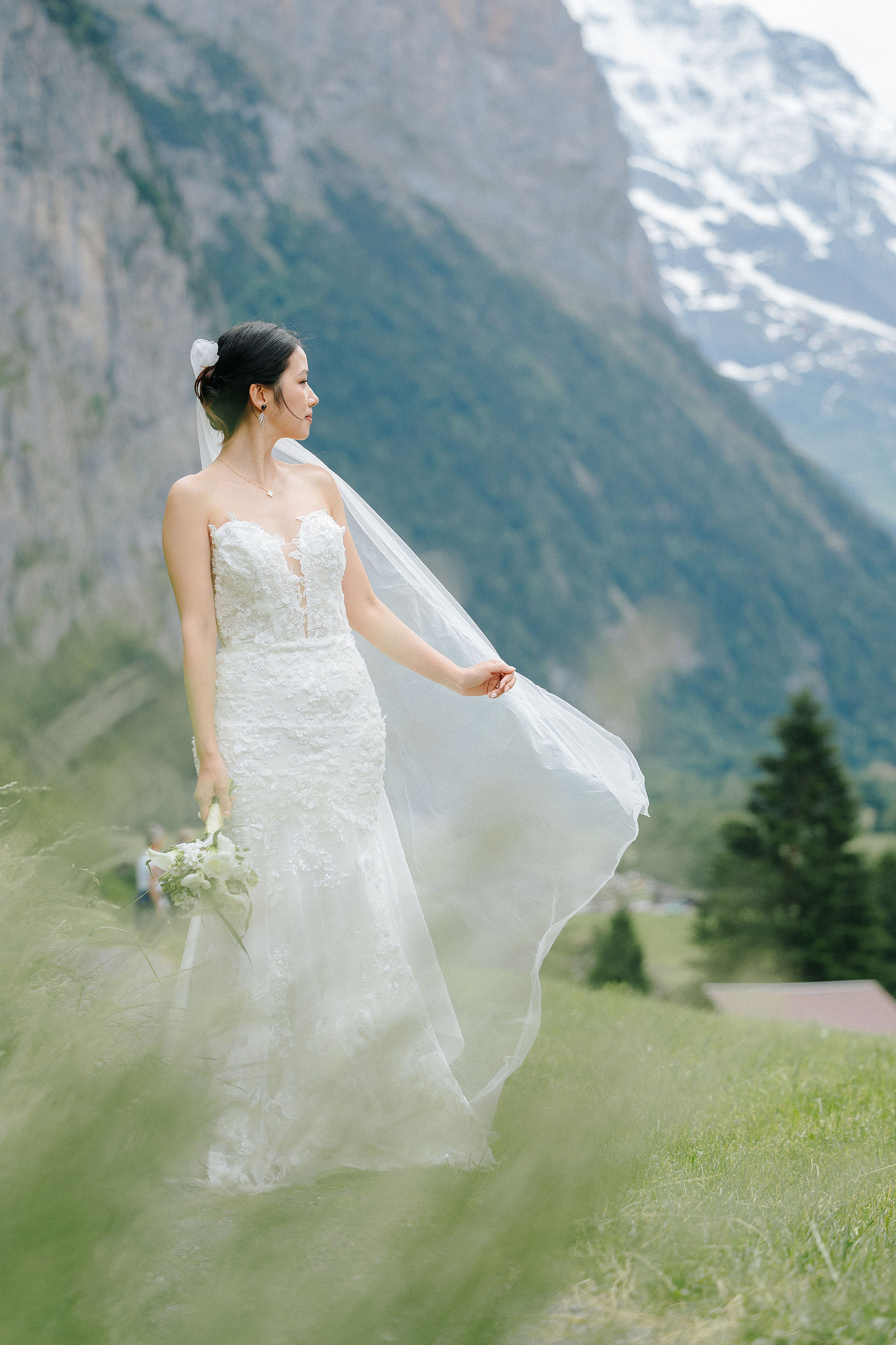 Switzerland Pre-Wedding Photoshoot | Grindelwald Village & Lauterbrunnen & Lake Lungern at Grindelwald Village pre-wedding photo