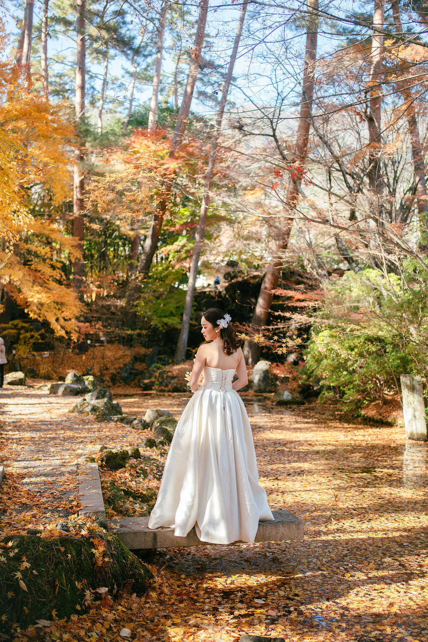 Tokyo & Mt Fuji Pre-Wedding Photoshoot | Asakusa Temple, Maple Corridor, Susuki Fields & Lake Kawaguchiko at Maple Corridor pre-wedding photo