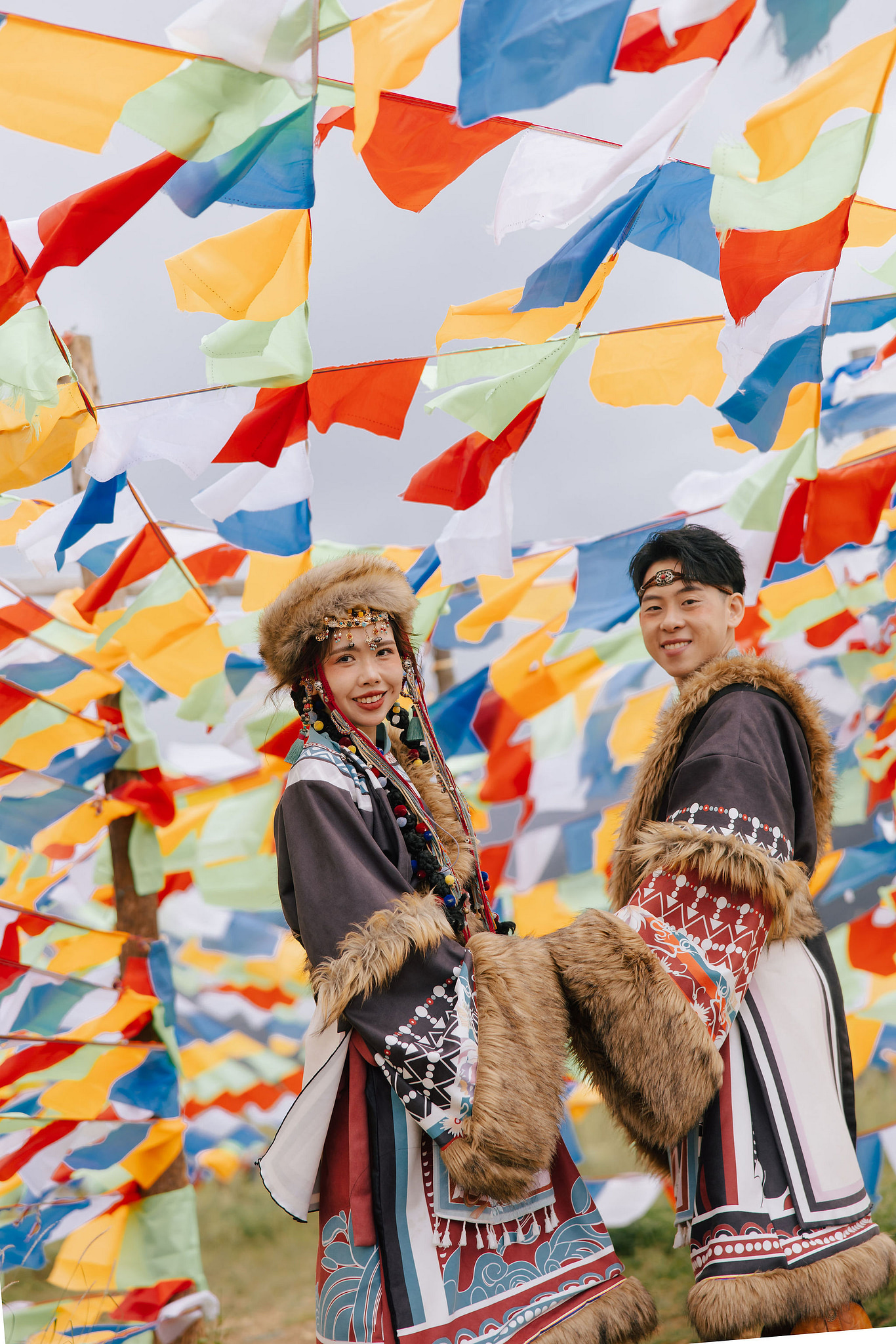 Yunnan Pre-Wedding Photoshoot Lijiang Dragon Jade Mountain Tribal Experience Ancient Town Hanfu at Yunnan Highland Pastures pre-wedding photo