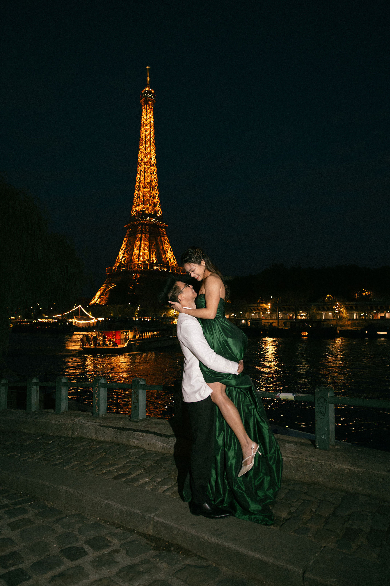 Paris Pre-Wedding Photoshoot | Place du Trocadéro, Luxembourg Gardens, Parisian Café, Louvre & Bir-Hakeim Bridge at Bir-Hakeim Bridge pre-wedding photo