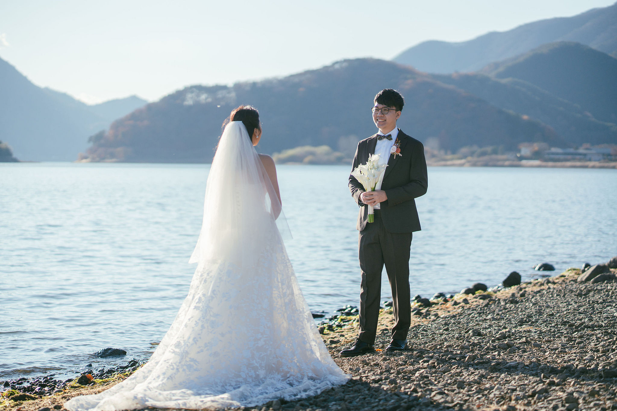 Tokyo & Mt Fuji Pre-Wedding Photoshoot | Asakusa Temple, Maple Corridor, Susuki Fields & Lake Kawaguchiko at Lake Kawaguchiko pre-wedding photo