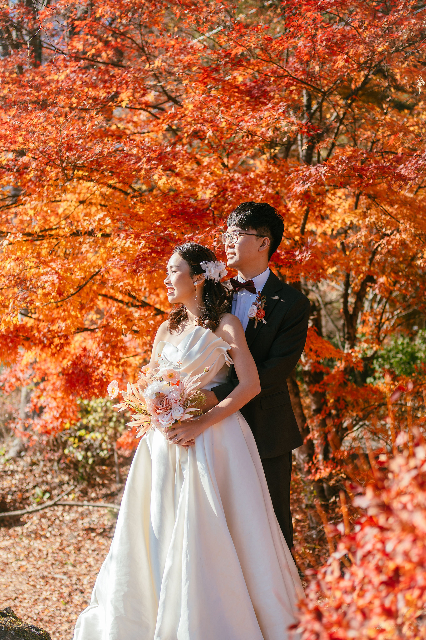 Tokyo & Mt Fuji Pre-Wedding Photoshoot | Asakusa Temple, Maple Corridor, Susuki Fields & Lake Kawaguchiko at Maple Corridor pre-wedding photo