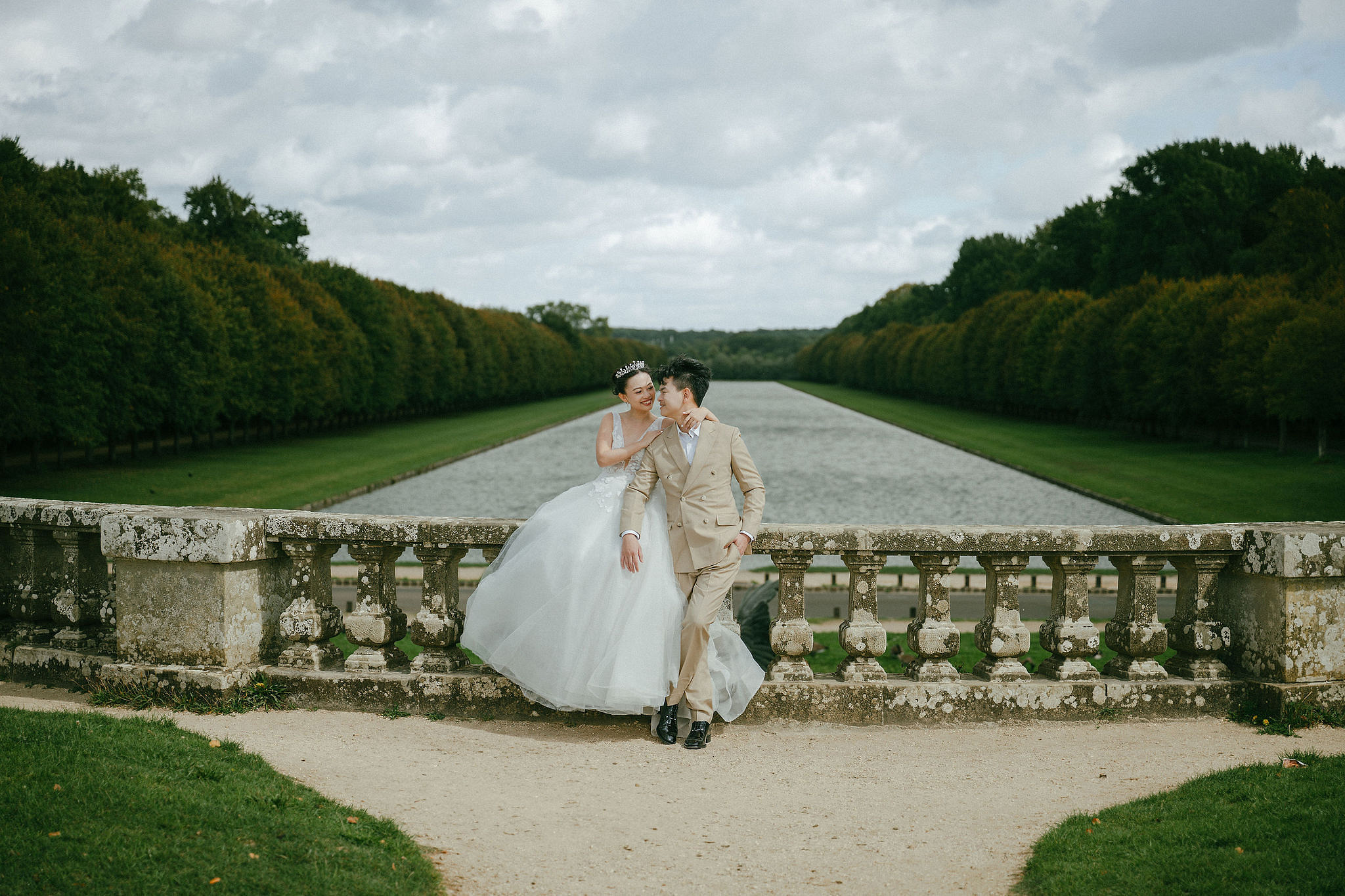 Paris Pre-Wedding Photoshoot | Bir-Hakeim Bridge, Paris Streets & Château de Fontainebleau at Château de Fontainebleau pre-wedding photo