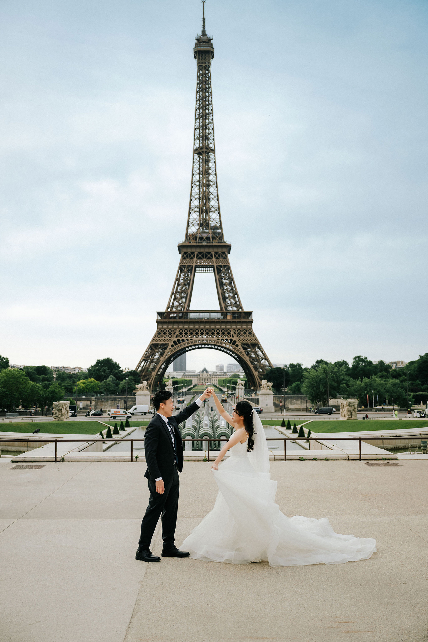 Paris Pre-Wedding Photoshoot | Place du Trocadéro, Bir-Hakeim Bridge, Louvre Pyramid, Tuileries Garden & Montmartre at Place du Trocadéro pre-wedding photo