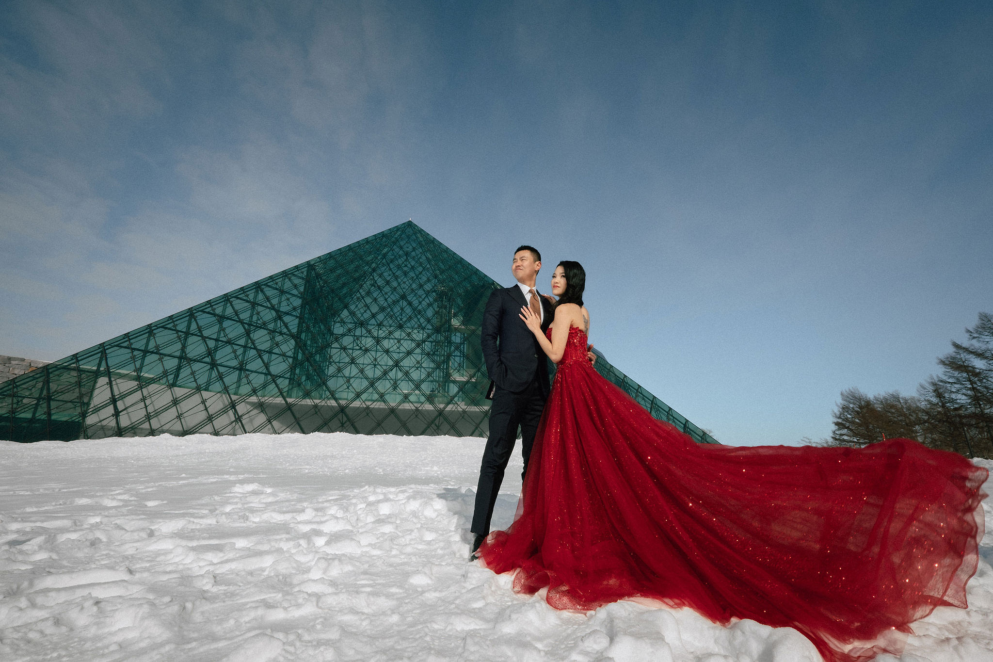 Hokkaido Pre-Wedding Photoshoot with Iyahiko Shrine, Nakajima Park, Moerenuma Park & Otaru Canal at Moerenuma Park pre-wedding photo