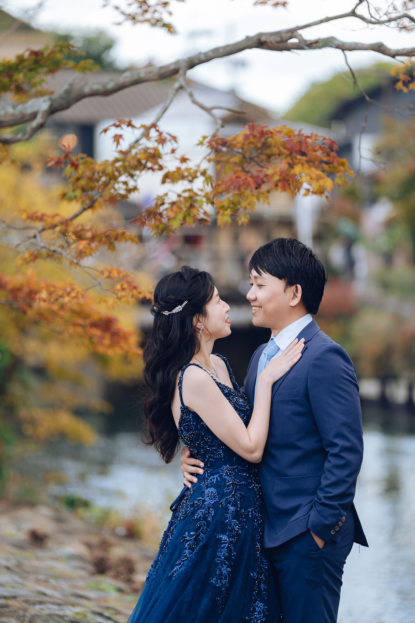 Kyoto Pre-Wedding Photoshoot | Traditional Higashiyama, Arashiyama Hills & Nighttime Railway at Arashiyama Area & Hillside pre-wedding photo