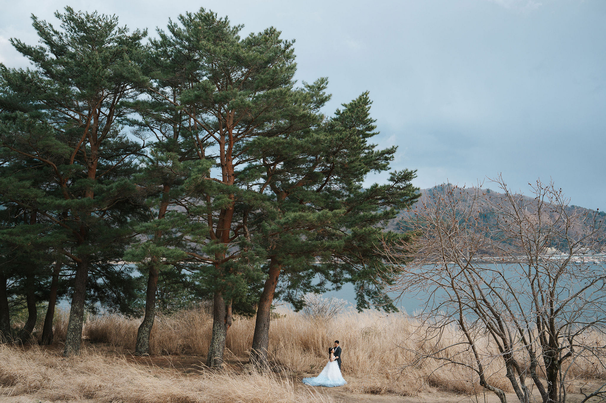 Tokyo & Mt Fuji Pre-Wedding Photoshoot | Tokyo Shrine, Chureito Pagoda & Lake Kawaguchiko at Lake Kawaguchiko pre-wedding photo