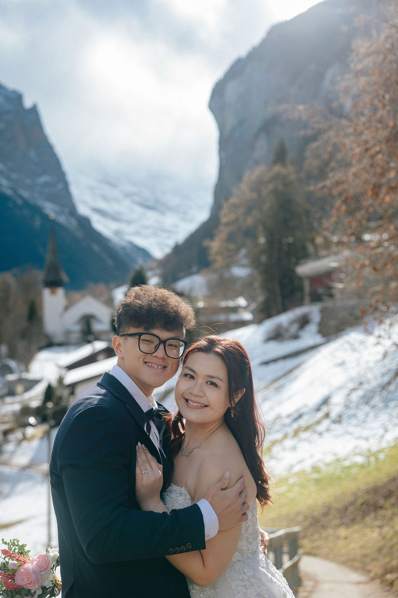Switzerland Pre-Wedding Photoshoot | Lauterbrunnen, Grindelwald First & Lake Brienz at Lauterbrunnen pre-wedding photo