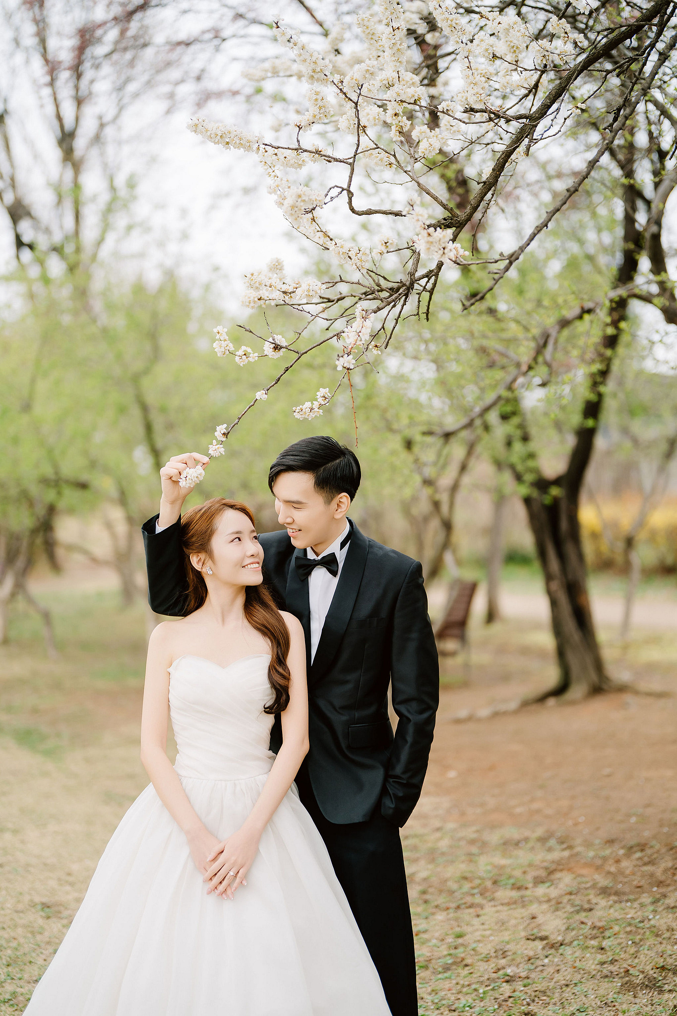 Seoul Pre-Wedding Photoshoot | Yongsan Park, Yonsei University & Kyung Hee University at Yongsan Park pre-wedding photo