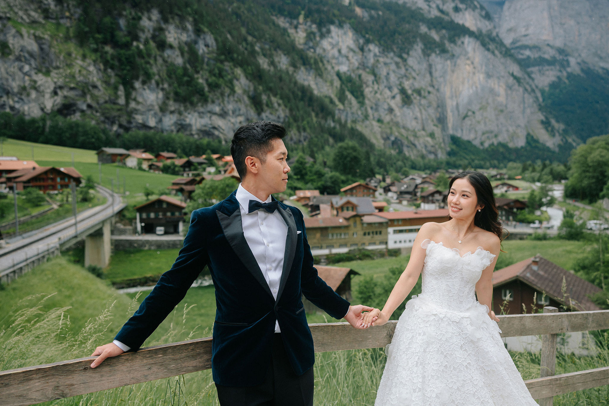Switzerland Pre-Wedding Photoshoot | Grindelwald Village & Lauterbrunnen & Lake Lungern at Lauterbrunnen pre-wedding photo