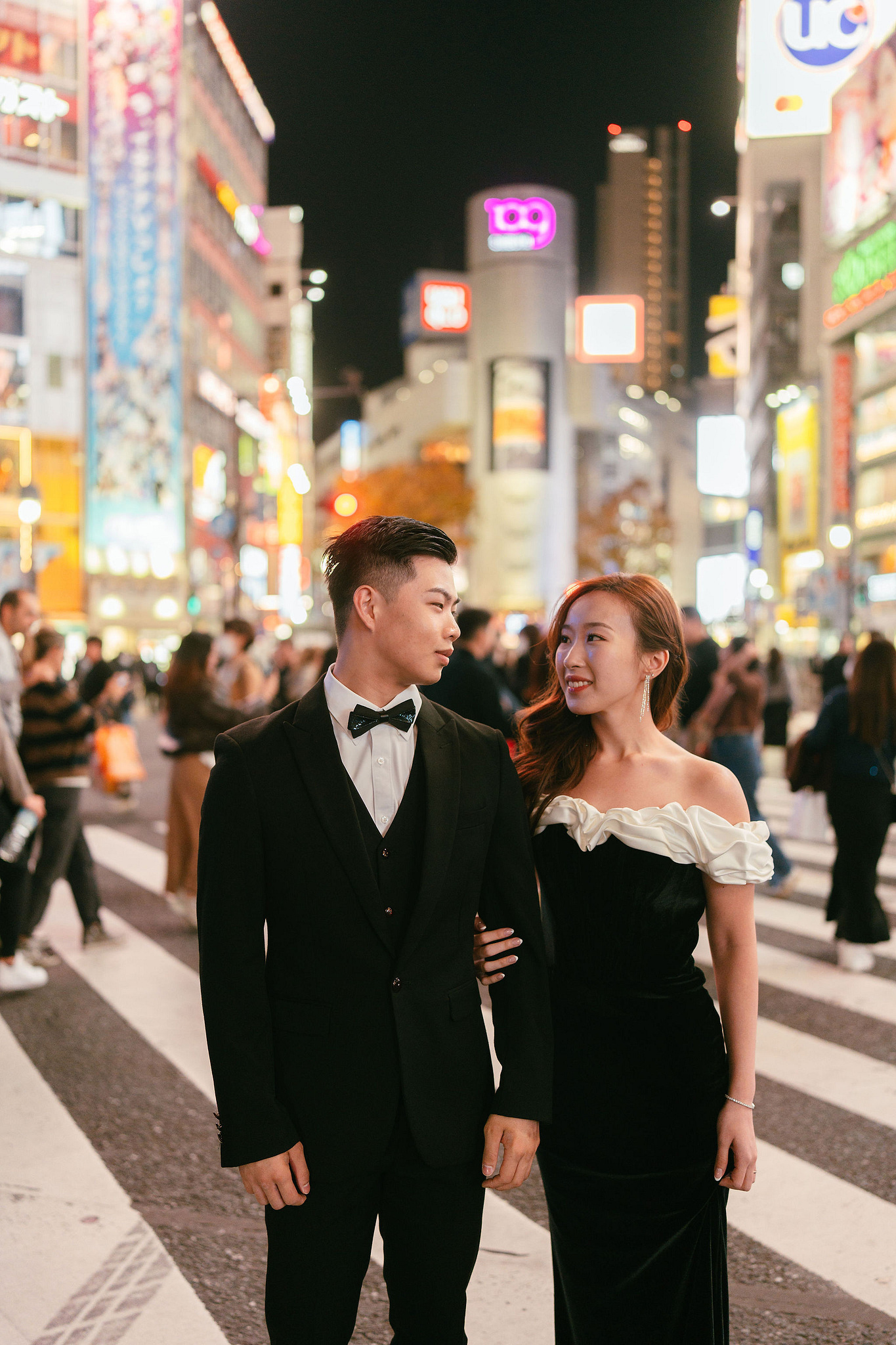 Tokyo & Mt Fuji Pre-Wedding Photoshoot | Maple Corridor, Lake Kawaguchiko & Shibuya Crossing at Shibuya Crossing pre-wedding photo
