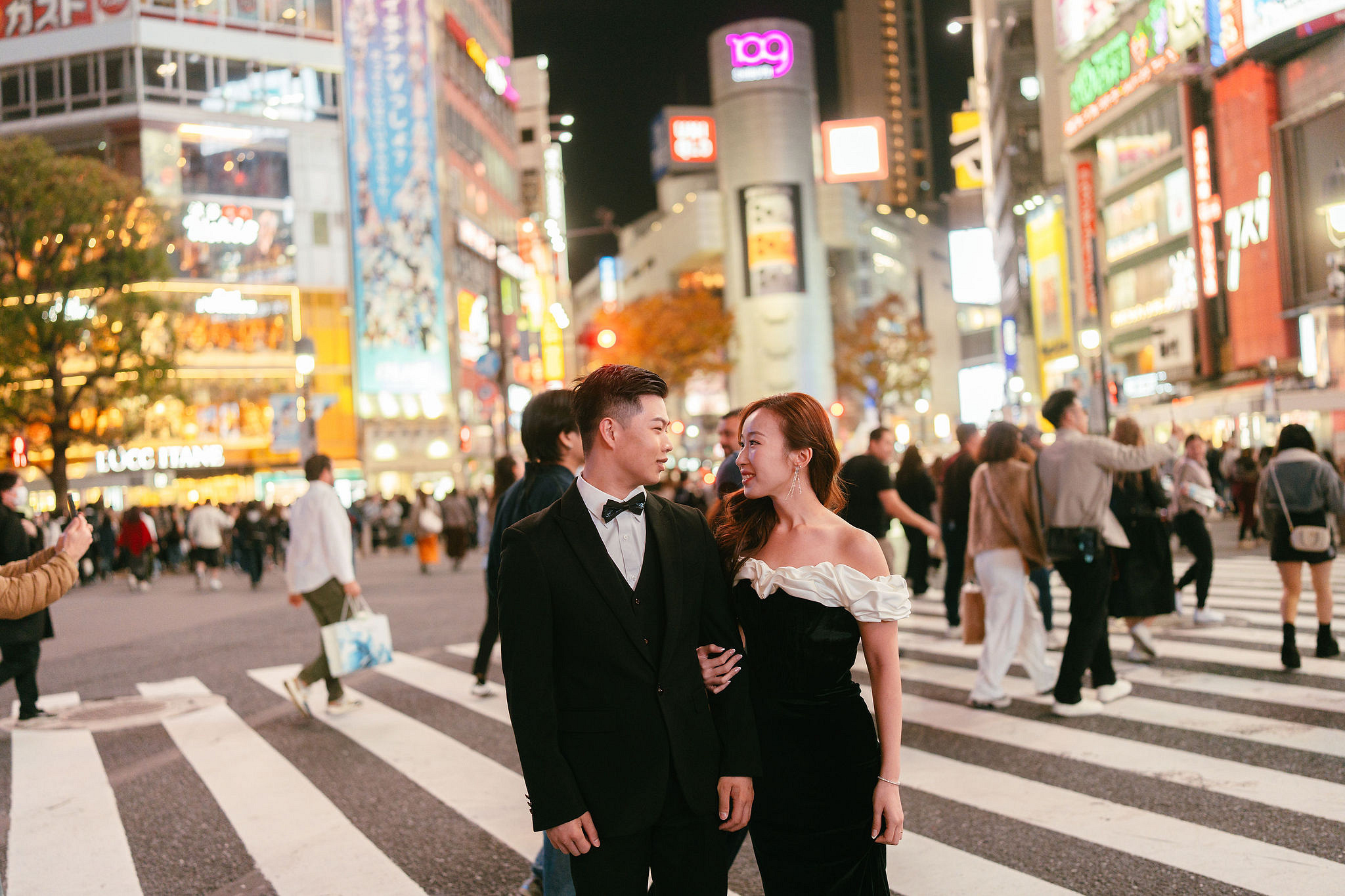 Tokyo & Mt Fuji Pre-Wedding Photoshoot | Maple Corridor, Lake Kawaguchiko & Shibuya Crossing at Shibuya Crossing pre-wedding photo