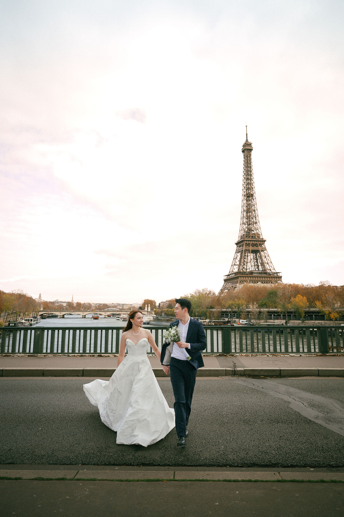 Paris Sunrise Pre-Wedding Photoshoot | Place du Trocadéro, Louvre, Parisian Café & Bir-Hakeim Bridge 巴黎日出婚紗攝影｜特羅卡德羅廣場、羅浮宮、巴黎咖啡館與比爾阿克姆橋 at Bir-Hakeim Bridge pre-wedding photo