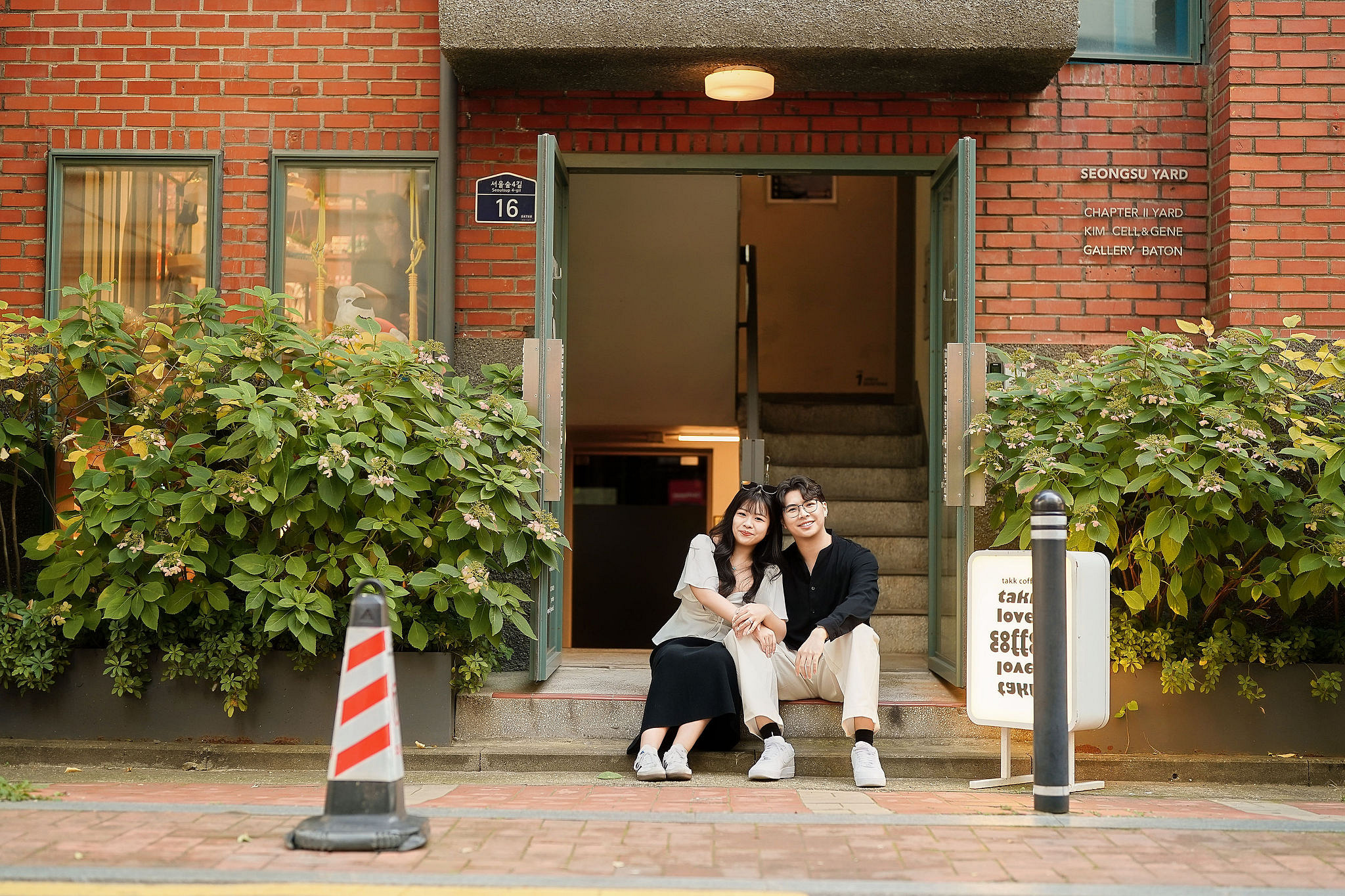 Seoul Pre-Wedding Photoshoot | Muhly Park, Seoul Forest & Cafe Street` at Cafe Street pre-wedding photo