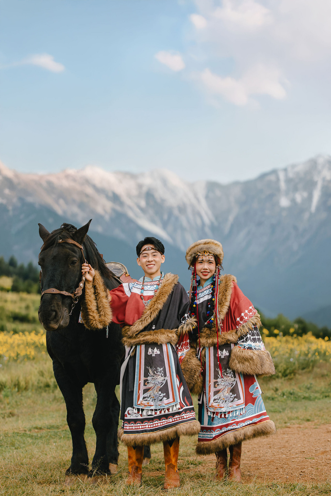 Yunnan Pre-Wedding Photoshoot Lijiang Dragon Jade Mountain Tribal Experience Ancient Town Hanfu at Yunnan Highland Pastures pre-wedding photo