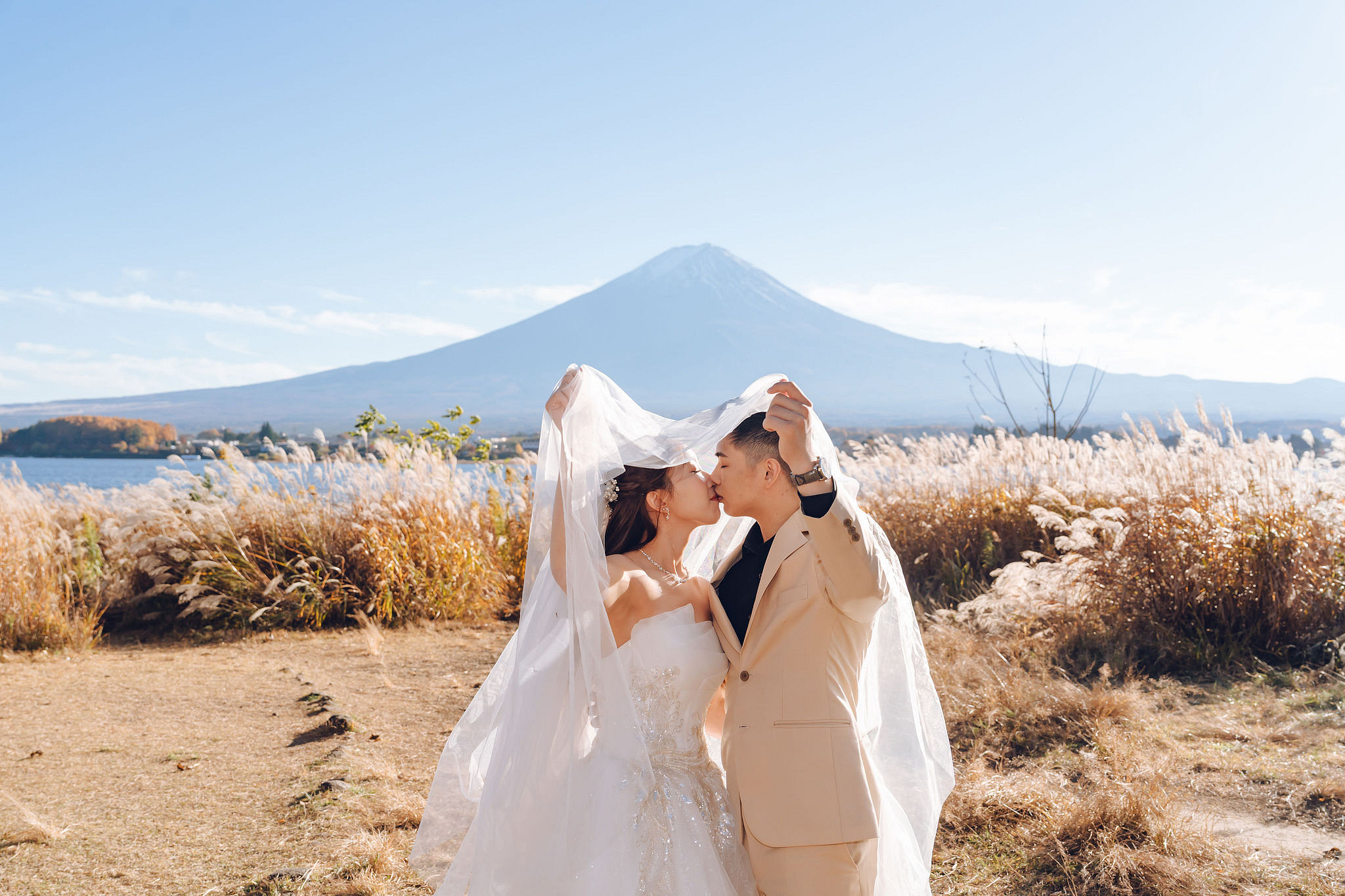 Tokyo & Mt Fuji Pre-Wedding Photoshoot | Maple Corridor, Lake Kawaguchiko & Shibuya Crossing at Lake Kawaguchiko pre-wedding photo