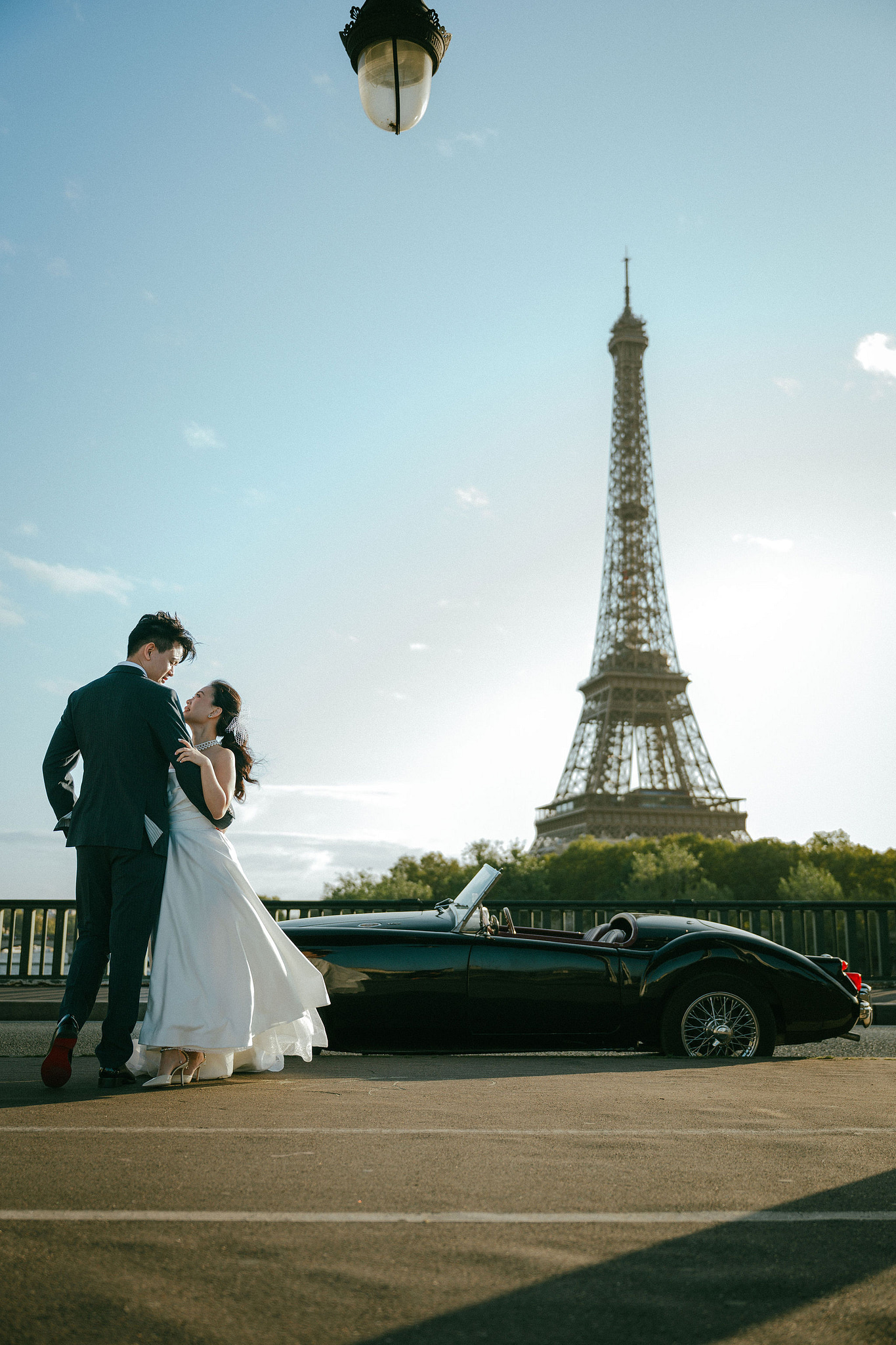 Paris Pre-Wedding Photoshoot | Bir-Hakeim Bridge, Paris Streets & Château de Fontainebleau at Bir-Hakeim Bridge pre-wedding photo