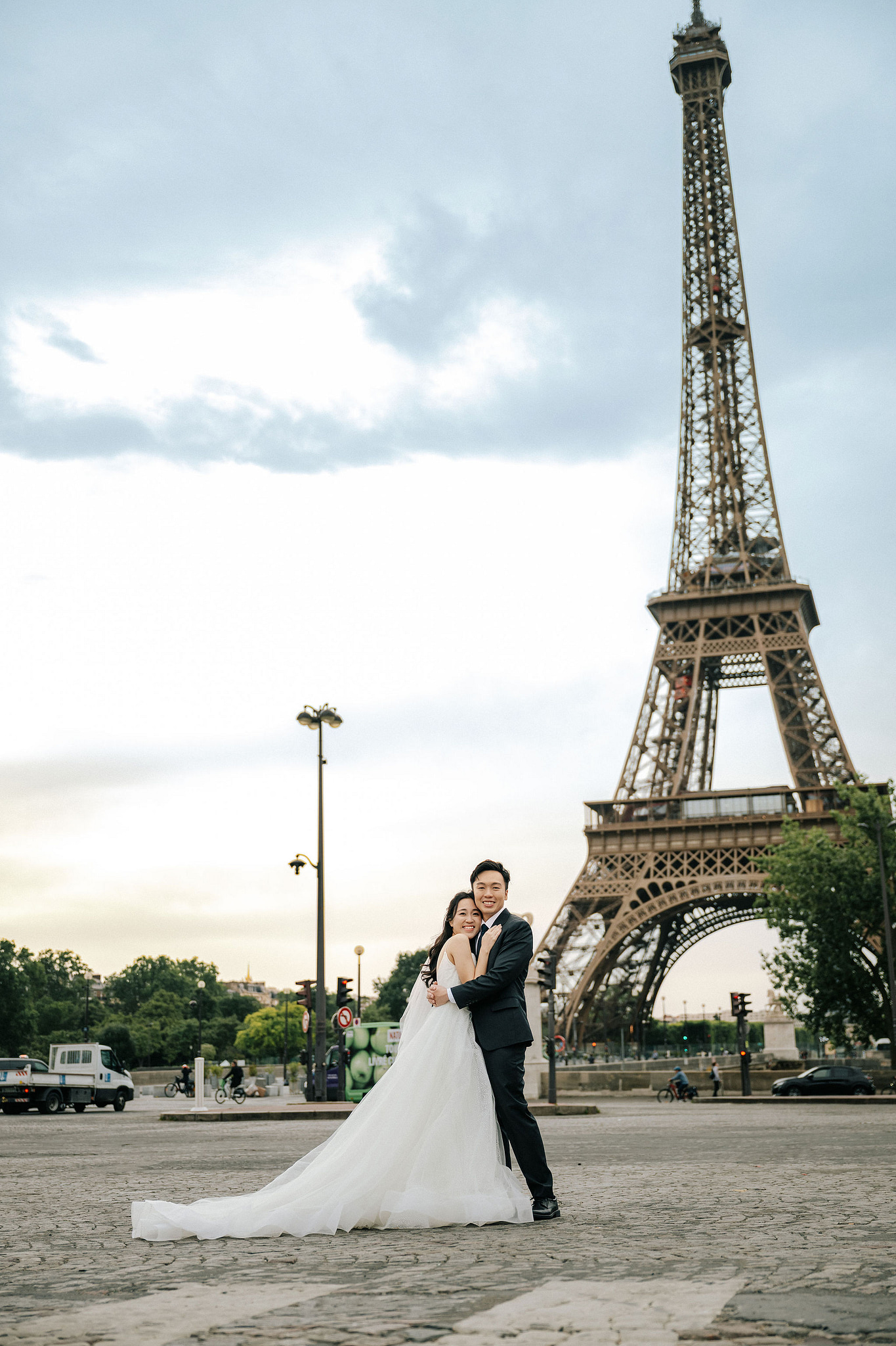 Paris Pre-Wedding Photoshoot | Place du Trocadéro, Bir-Hakeim Bridge, Louvre Pyramid, Tuileries Garden & Montmartre at Place du Trocadéro pre-wedding photo