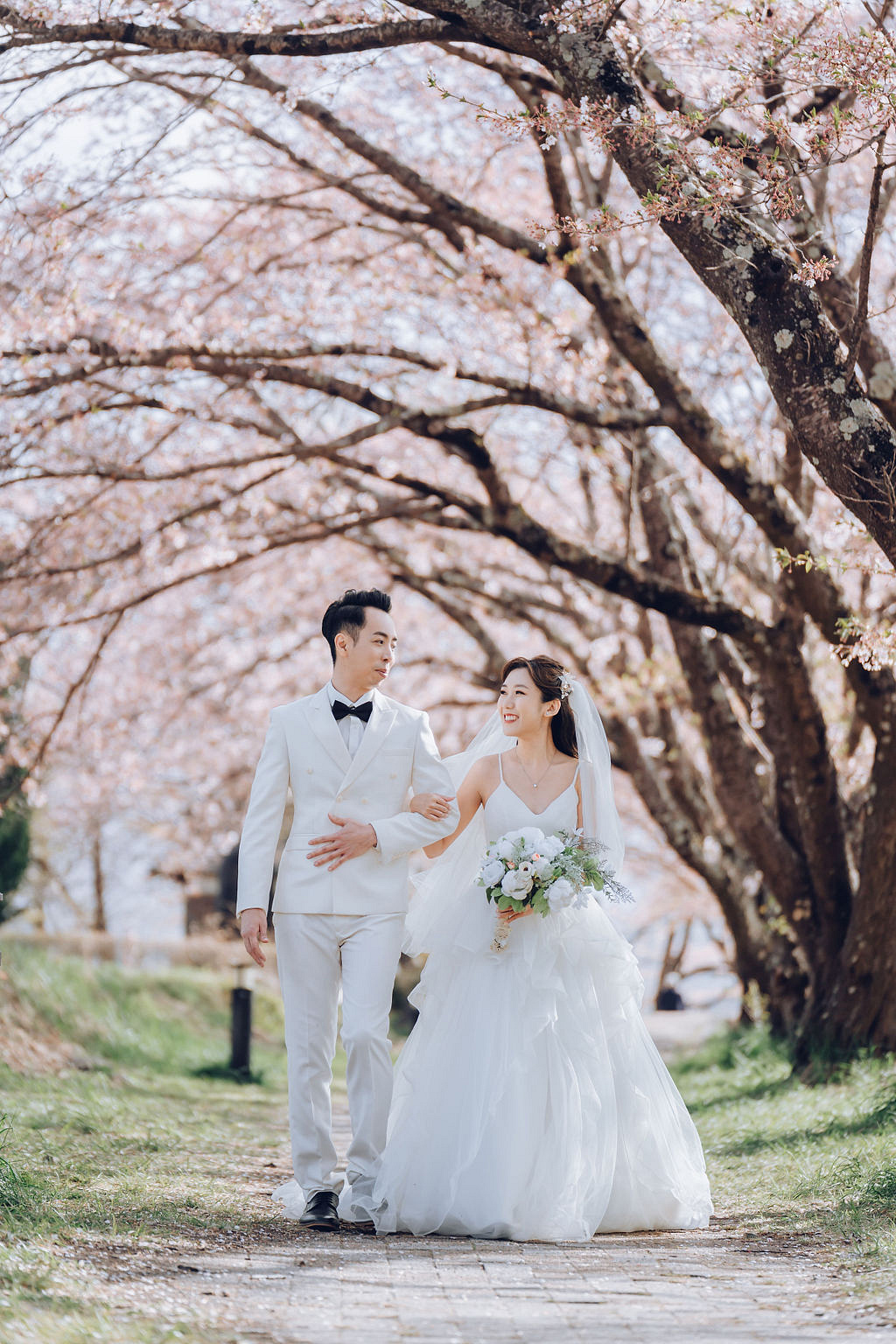 Tokyo & Mt Fuji Pre-Wedding Photoshoot | Mt Fuji Shrine, Chureito Pagoda & Lake Kawaguchiko at Lake Kawaguchiko pre-wedding photo