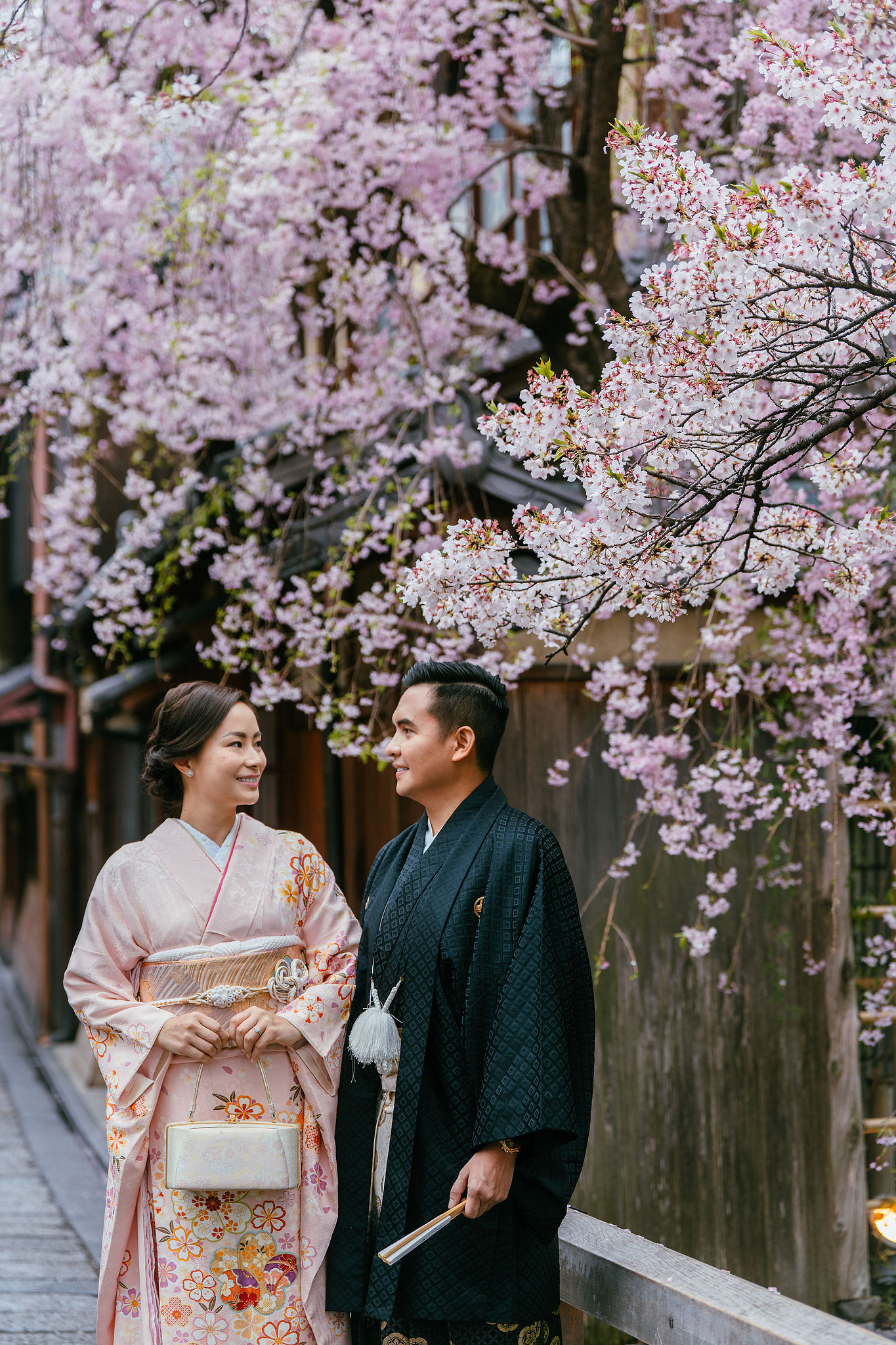 Kyoto Pre-Wedding Photoshoot | Gion Canal, Ninenzaka & Mount Wakakusa at Gion Shirakawa Canal pre-wedding photo