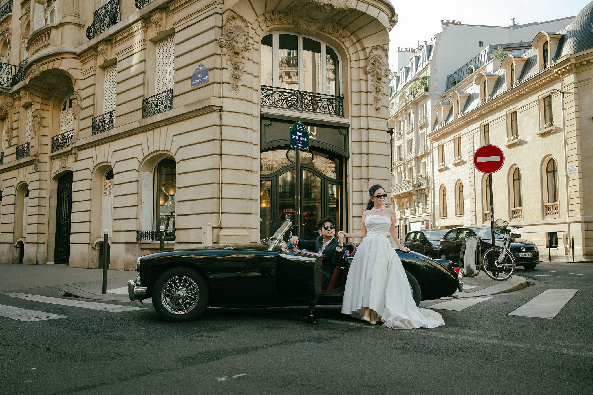 Paris Pre-Wedding Photoshoot | Bir-Hakeim Bridge, Paris Streets & Château de Fontainebleau at Paris Streets pre-wedding photo