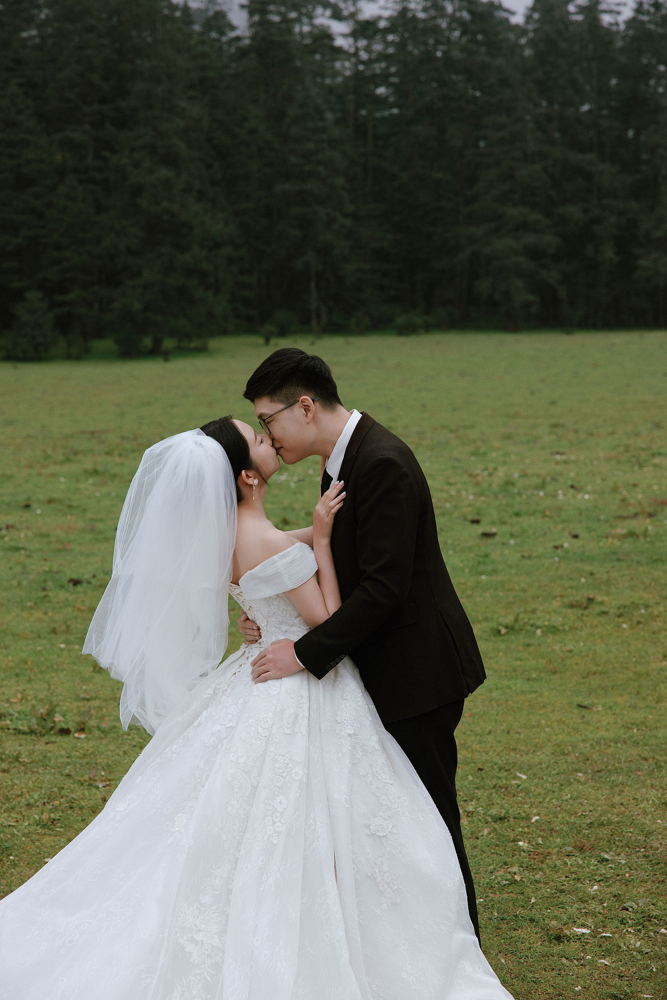 Lijiang, Yunnan Pre-Wedding Photoshoot | Spruce Meadow, Blue Moon Valley, Yulong Snow Mountain & Shuhe Ancient Town at Spruce Meadow pre-wedding photo