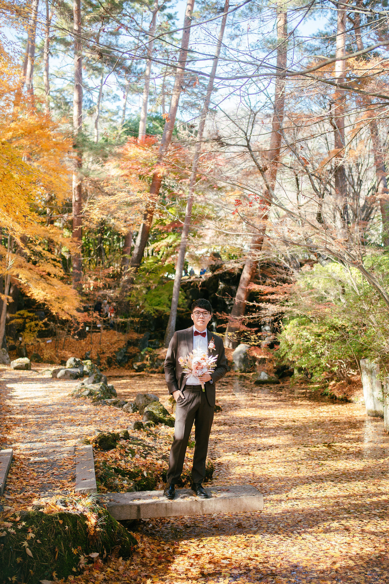 Tokyo & Mt Fuji Pre-Wedding Photoshoot | Asakusa Temple, Maple Corridor, Susuki Fields & Lake Kawaguchiko at Maple Corridor pre-wedding photo