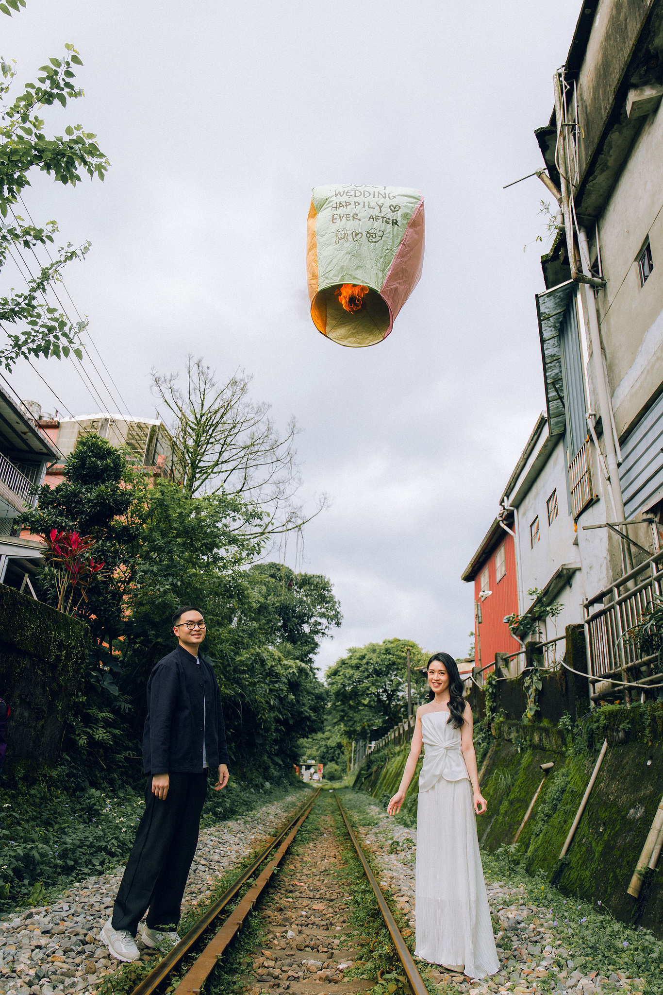 Taiwan Pre-Wedding Photoshoot | Dadaocheng, Shifen & Jiufen at Shifen pre-wedding photo