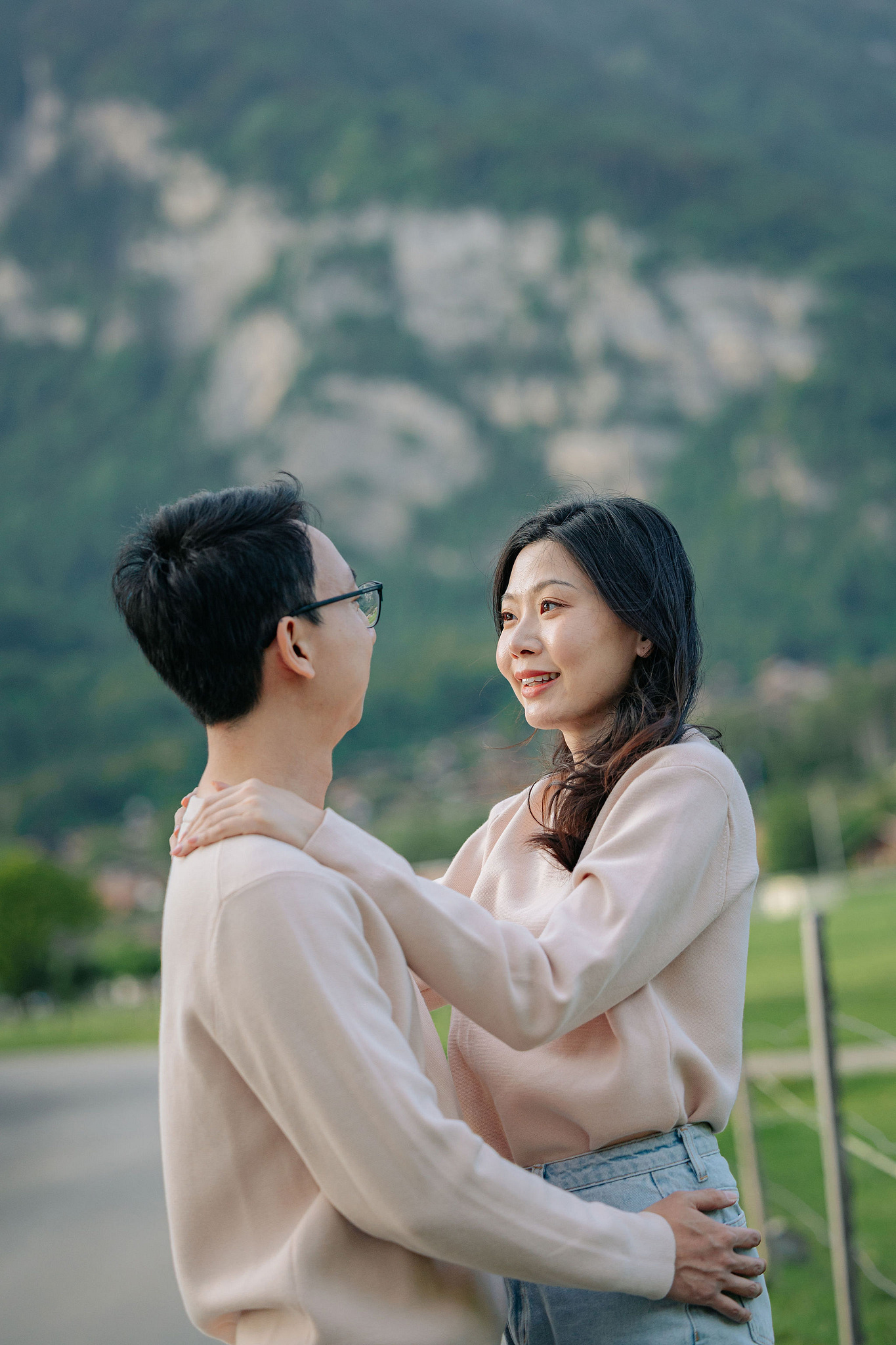 Switzerland Pre-Wedding Photoshoot | Grindelwald First & Grindelwald Village & Lake Brienz at Lake Brienz pre-wedding photo