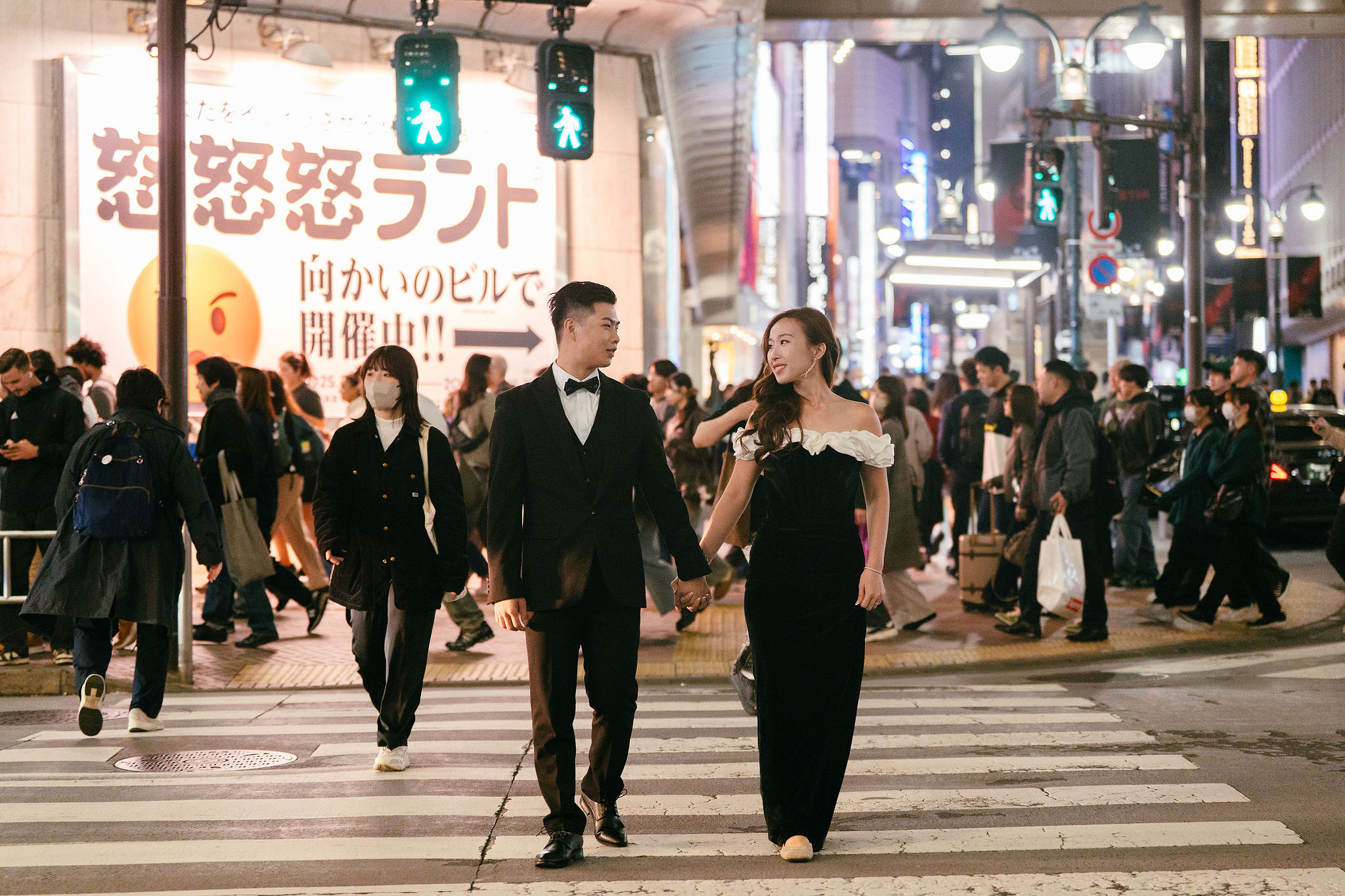 Tokyo & Mt Fuji Pre-Wedding Photoshoot | Maple Corridor, Lake Kawaguchiko & Shibuya Crossing at Shibuya Crossing pre-wedding photo