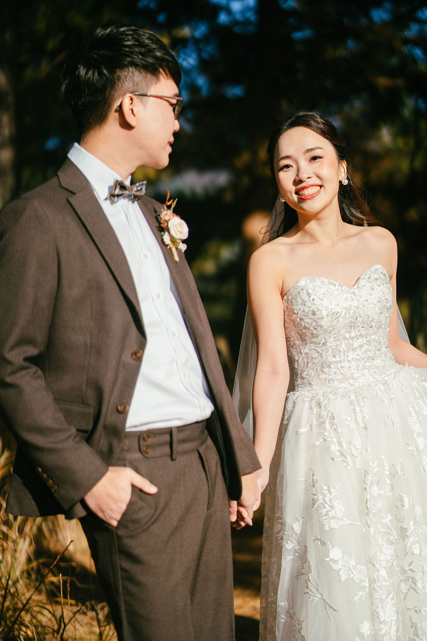Tokyo & Mt Fuji Pre-Wedding Photoshoot | Asakusa Temple, Maple Corridor, Susuki Fields & Lake Kawaguchiko at Suzuki Fields pre-wedding photo