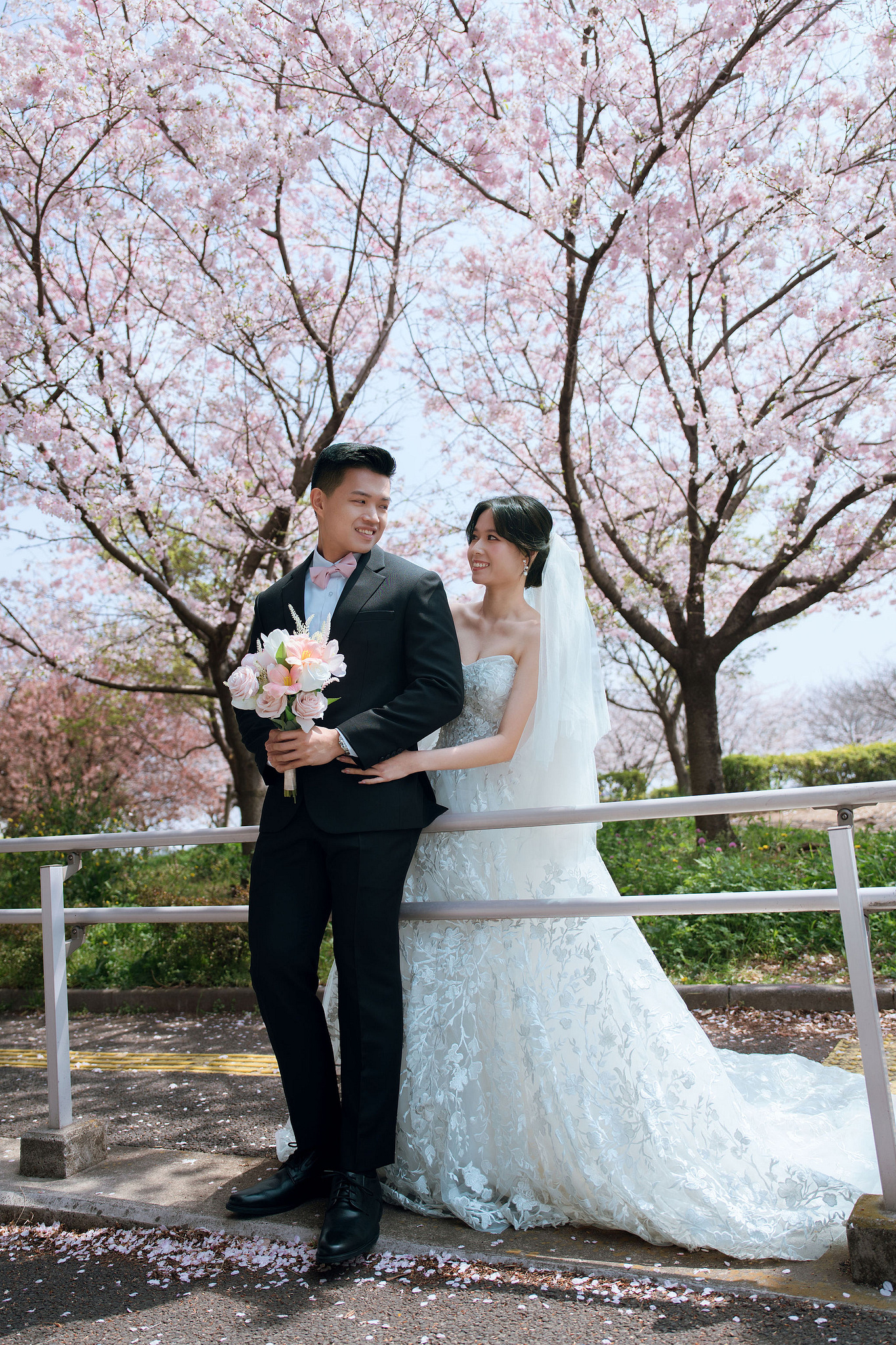 Tokyo & Mt Fuji Pre-Wedding Photoshoot | Senso-Ji Temple, Tokyo Park & Lake Kawaguchiko at Tokyo Park pre-wedding photo