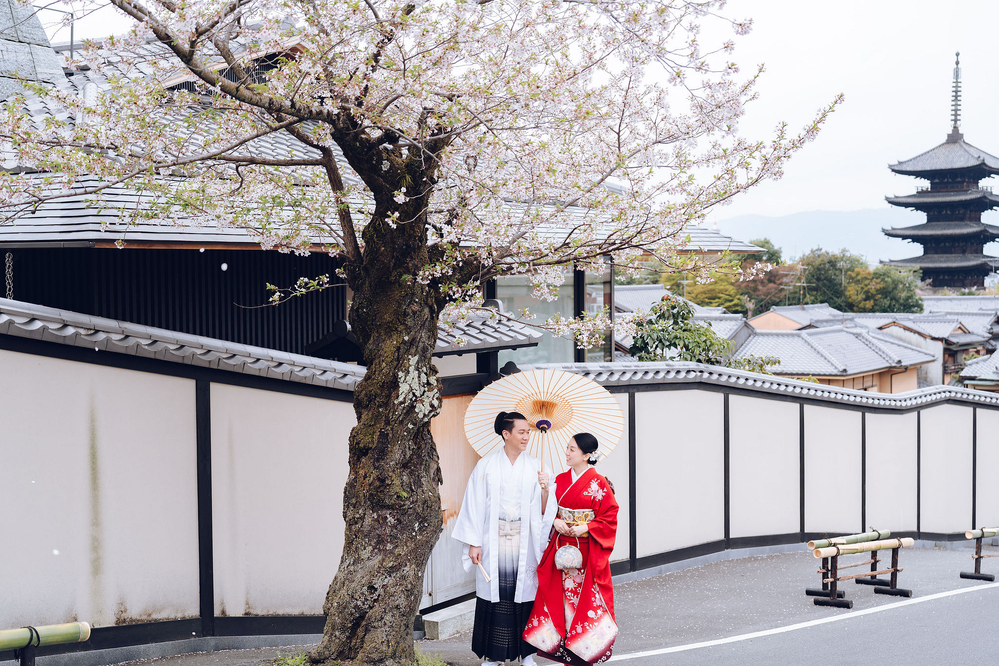 Kyoto Pre-Wedding Photoshoot | Historic Higashiyama Streets, Keage Incline & Nara Park at Higashiyama & Yasaka Pagoda pre-wedding photo