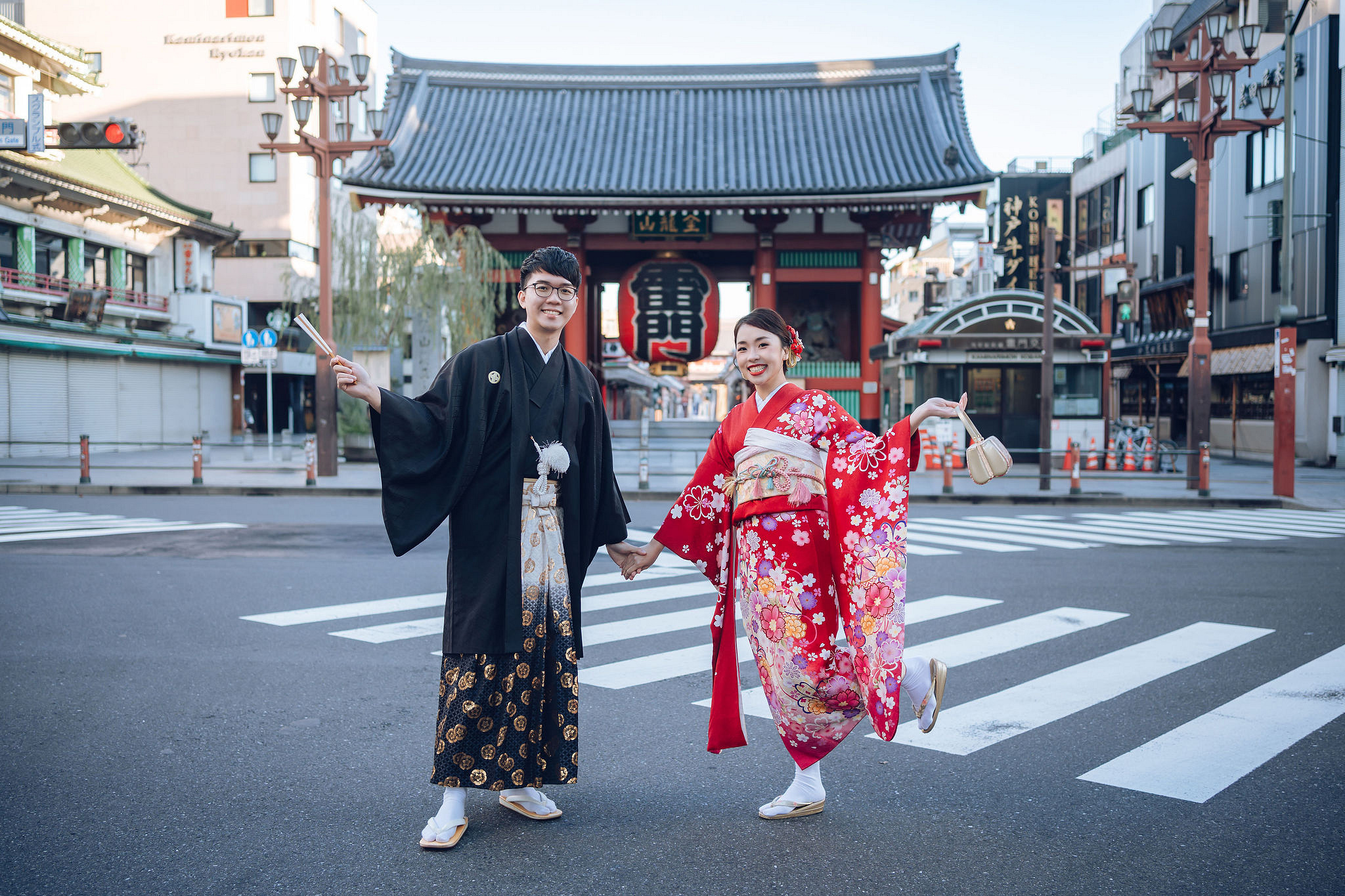 Tokyo & Mt Fuji Pre-Wedding Photoshoot | Asakusa Temple, Maple Corridor, Susuki Fields & Lake Kawaguchiko at Asakusa Temple pre-wedding photo