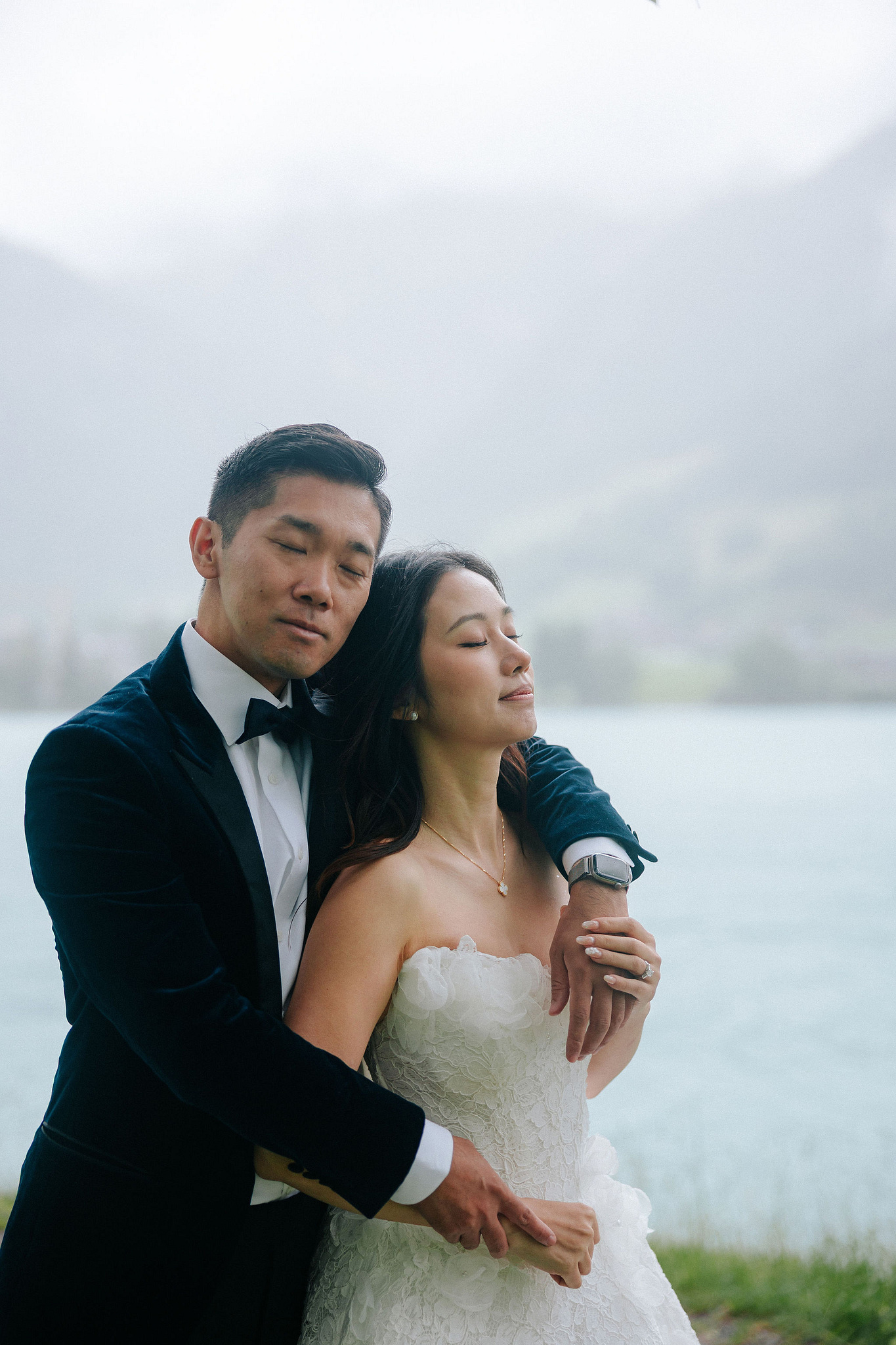 Switzerland Pre-Wedding Photoshoot | Grindelwald Village & Lauterbrunnen & Lake Lungern at Lake Lungern pre-wedding photo