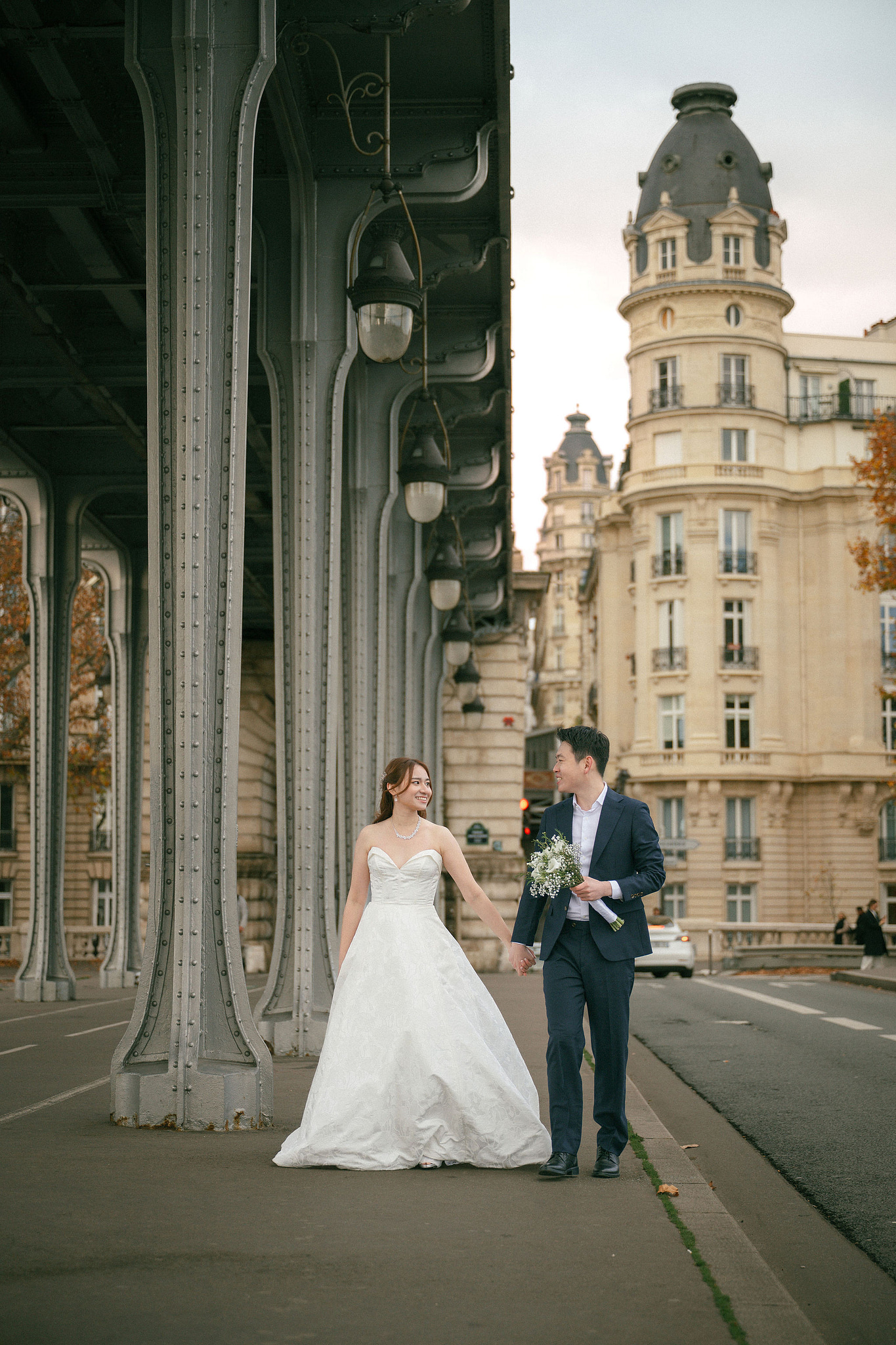Paris Sunrise Pre-Wedding Photoshoot | Place du Trocadéro, Louvre, Parisian Café & Bir-Hakeim Bridge 巴黎日出婚紗攝影｜特羅卡德羅廣場、羅浮宮、巴黎咖啡館與比爾阿克姆橋 at Bir-Hakeim Bridge pre-wedding photo