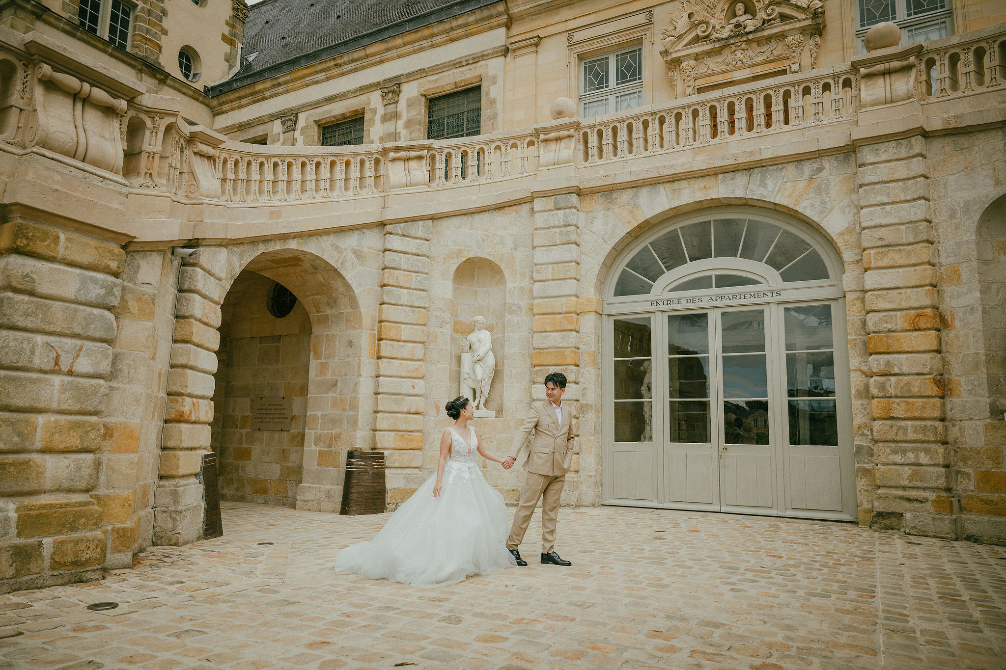 Paris Pre-Wedding Photoshoot | Bir-Hakeim Bridge, Paris Streets & Château de Fontainebleau at Château de Fontainebleau pre-wedding photo
