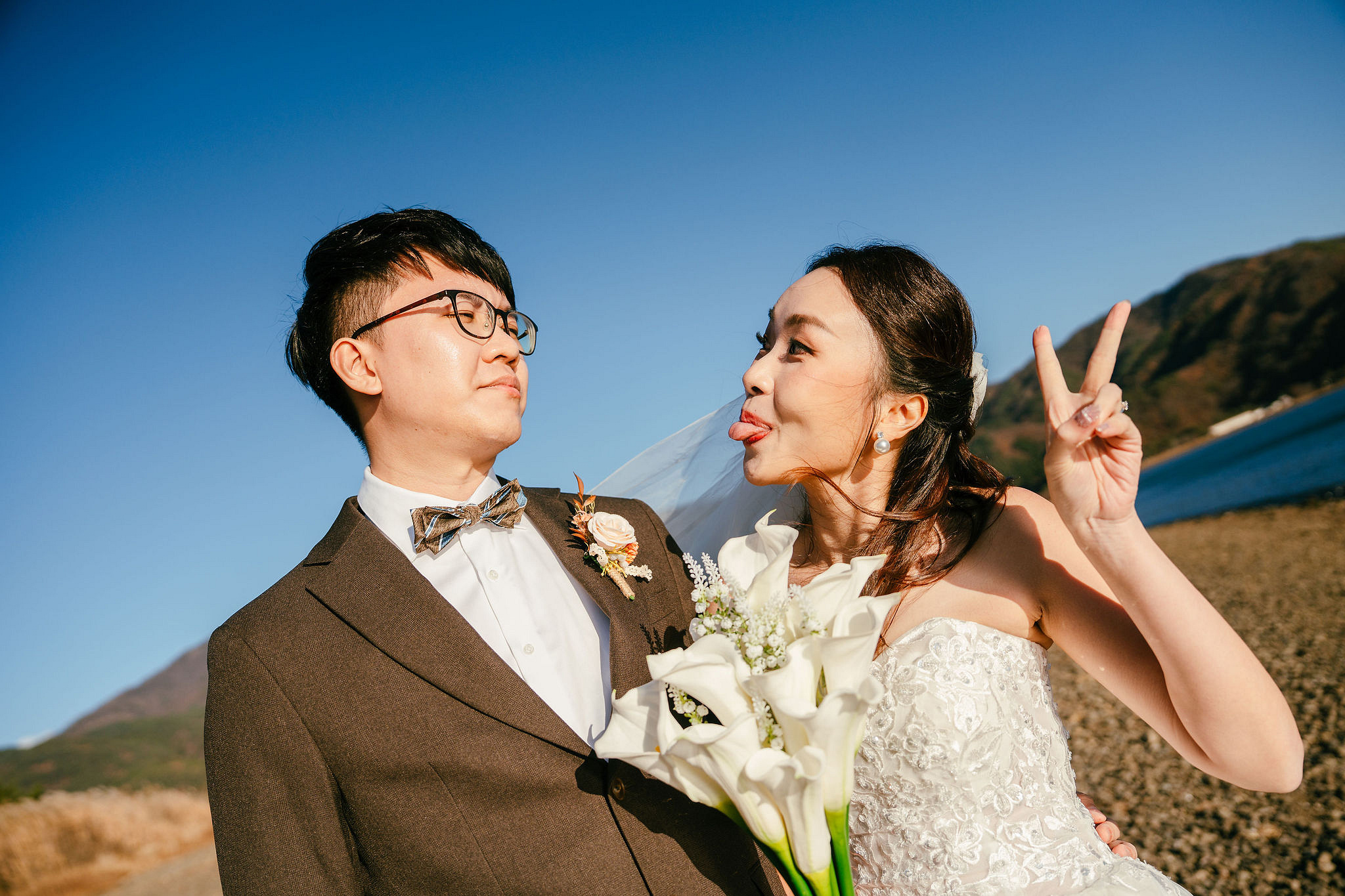 Tokyo & Mt Fuji Pre-Wedding Photoshoot | Asakusa Temple, Maple Corridor, Susuki Fields & Lake Kawaguchiko at Lake Kawaguchiko pre-wedding photo
