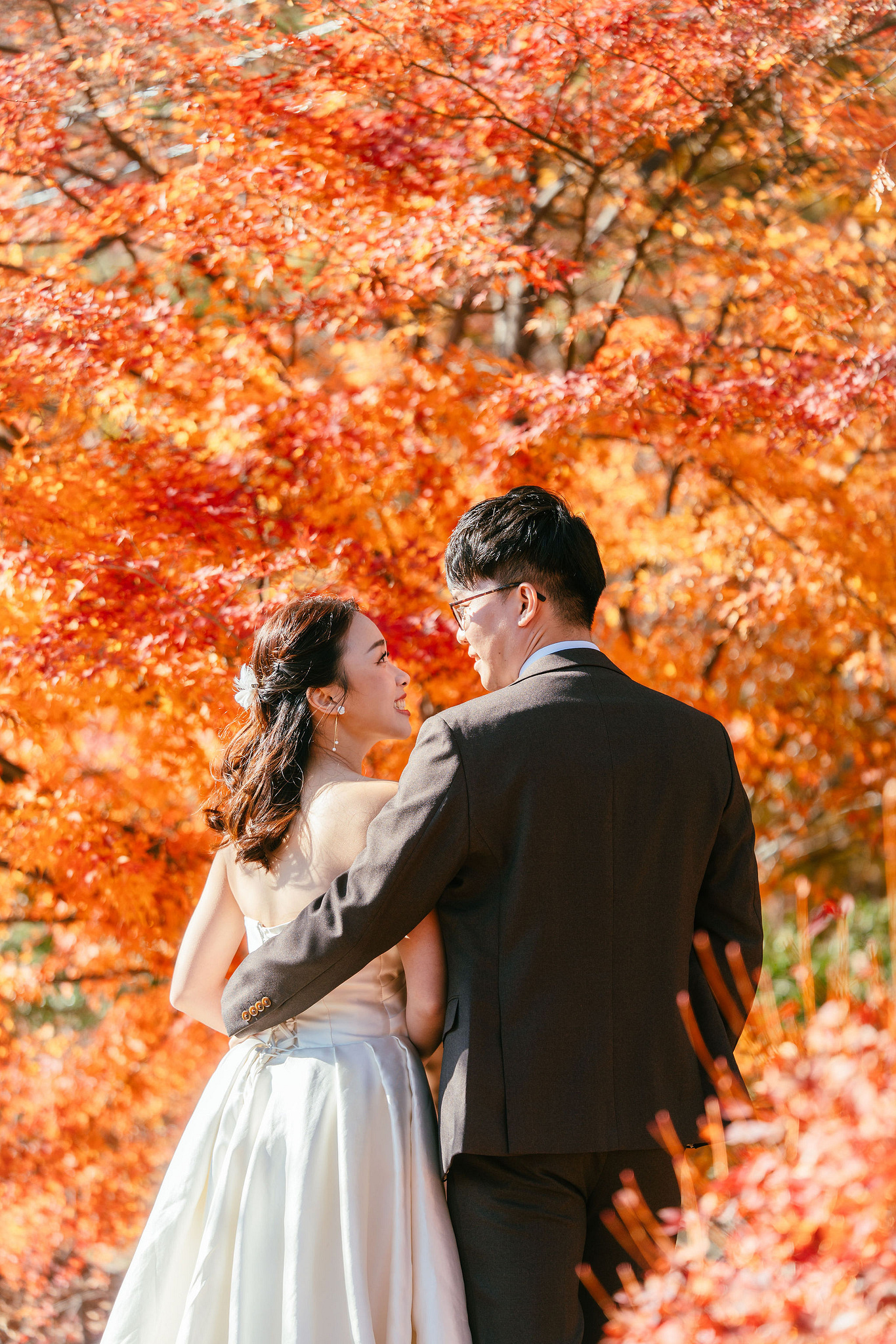 Tokyo & Mt Fuji Pre-Wedding Photoshoot | Asakusa Temple, Maple Corridor, Susuki Fields & Lake Kawaguchiko at Maple Corridor pre-wedding photo