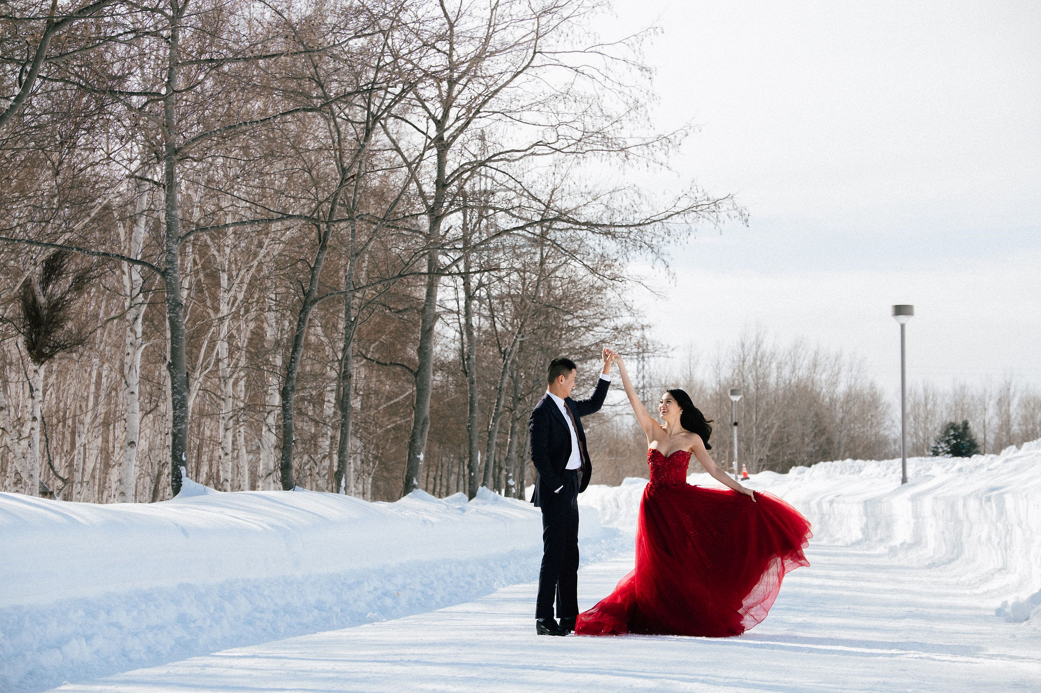 Hokkaido Pre-Wedding Photoshoot with Iyahiko Shrine, Nakajima Park, Moerenuma Park & Otaru Canal at Moerenuma Park pre-wedding photo