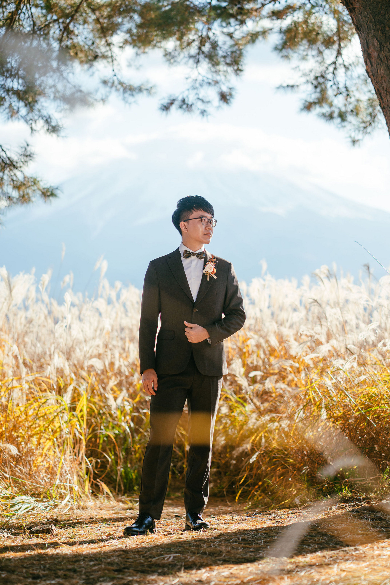 Tokyo & Mt Fuji Pre-Wedding Photoshoot | Asakusa Temple, Maple Corridor, Susuki Fields & Lake Kawaguchiko at Suzuki Fields pre-wedding photo
