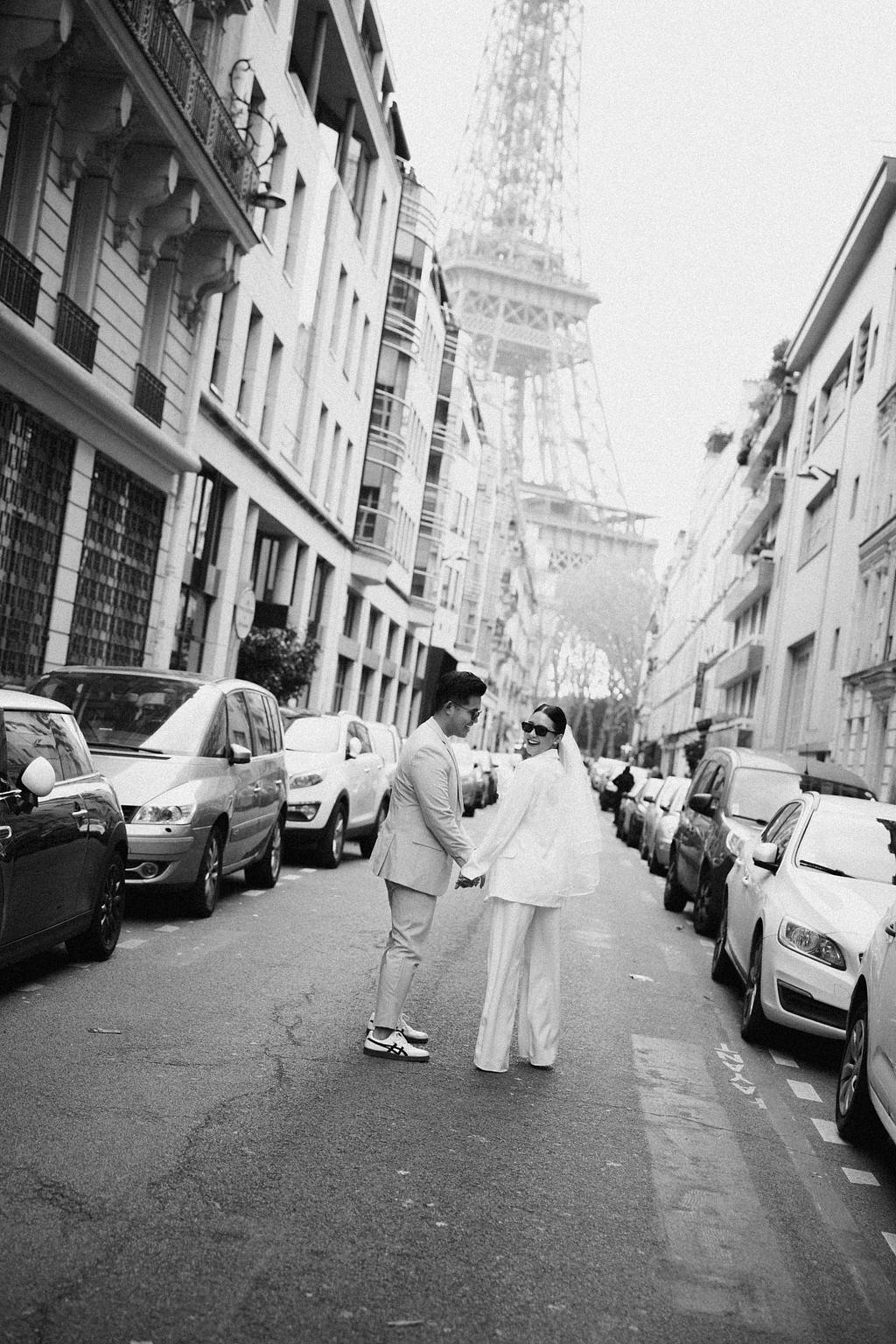 Paris Pre-Wedding Photoshoot with Eiﬀel Tower Louvre Museum Parisian Cafe Vintage Car Rooftop Night at Parisian Streets pre-wedding photo