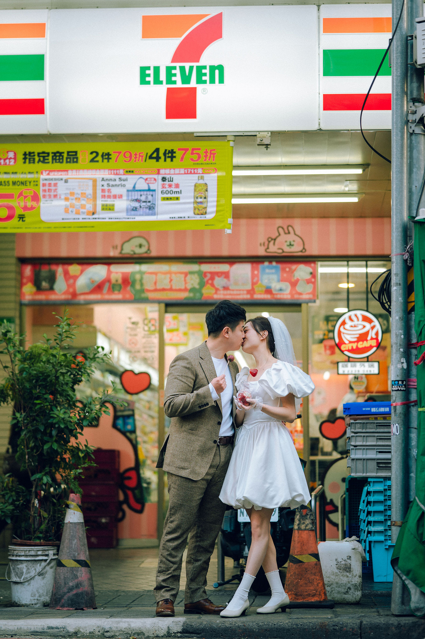 Taiwan Pre-Wedding Photoshoot | Dadaocheng, Nanjing Road & Huaxi Street at Huaxi Street pre-wedding photo
